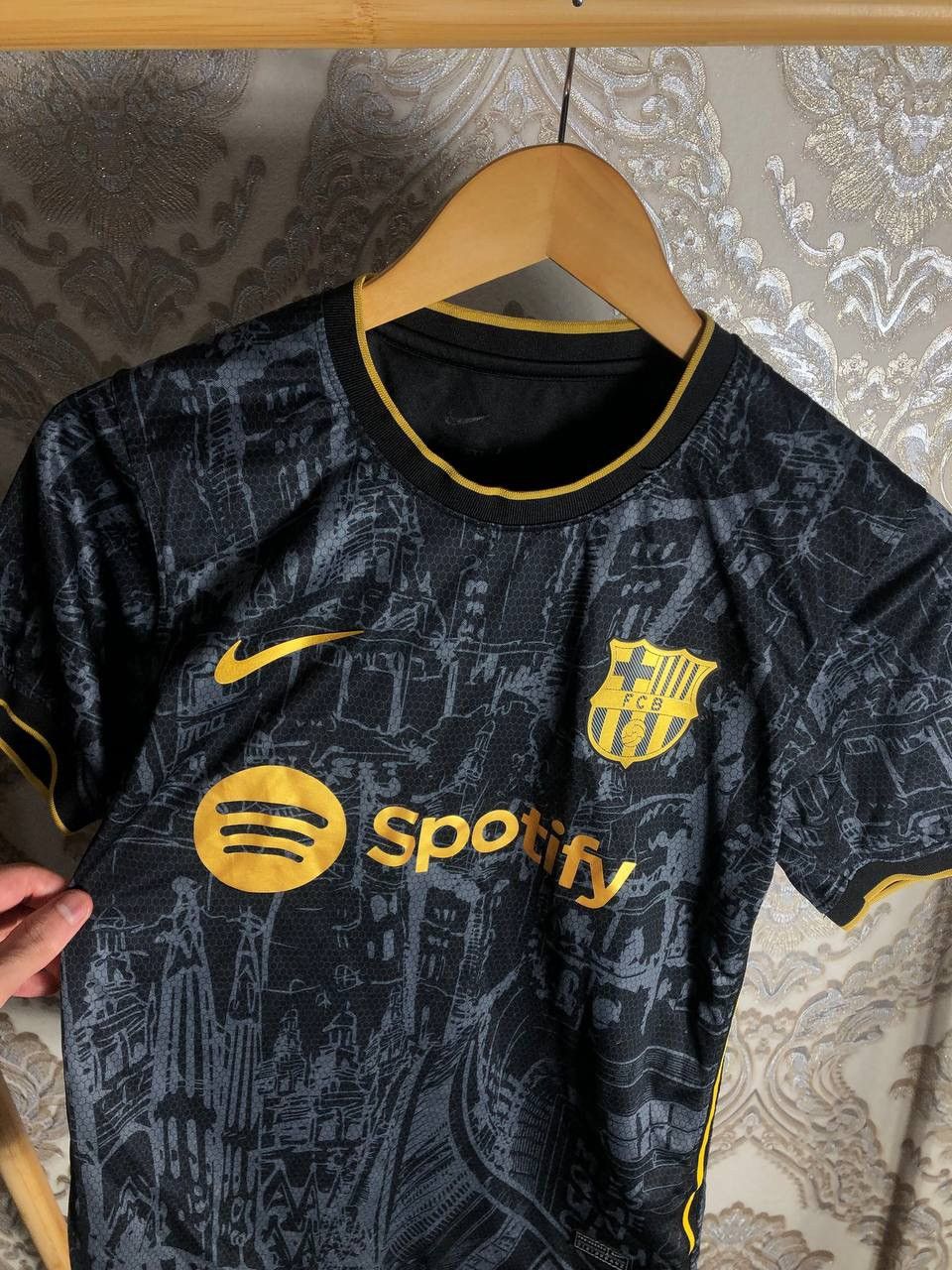 Vintage VERY RARE NIKE FC BARCELONA SPAIN SOCCER JERSEY RETRO Y2K Size US S / EU 44-46 / 1 - 2 Thumbnail
