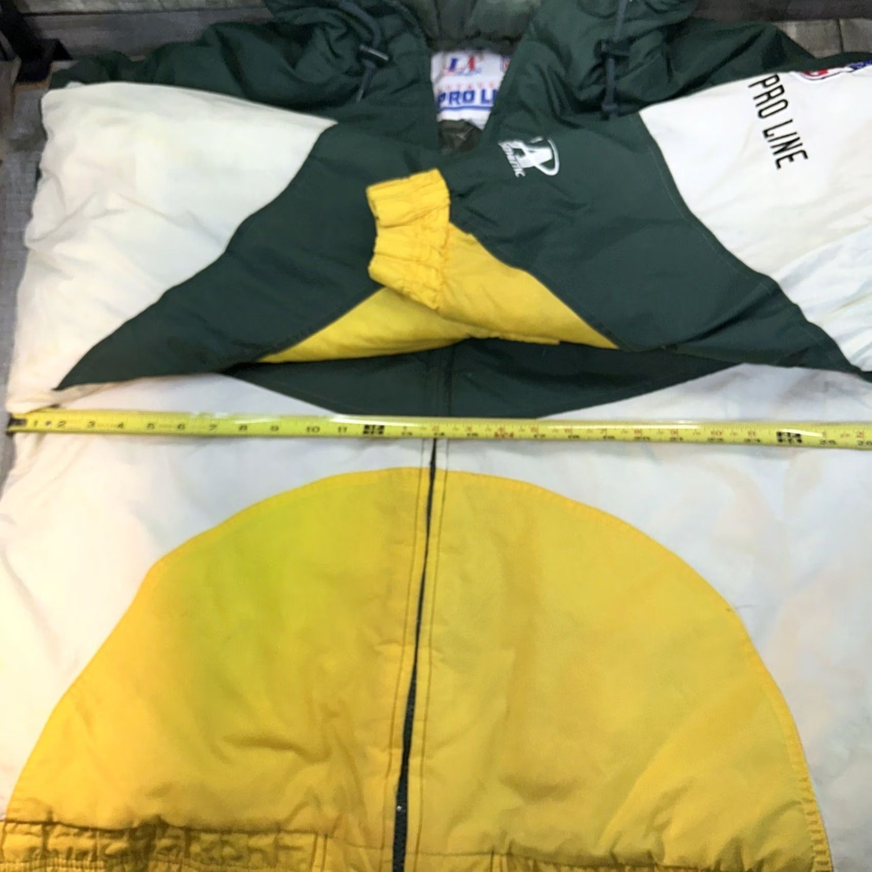 Logo Athletic VINTAGE Logo Athletic Jacket Green Bay 90s Extra Large Men’s Nylon Puffer Logo Jacket XL Green Mens Size US XL / EU 56 / 4 - 7 Thumbnail