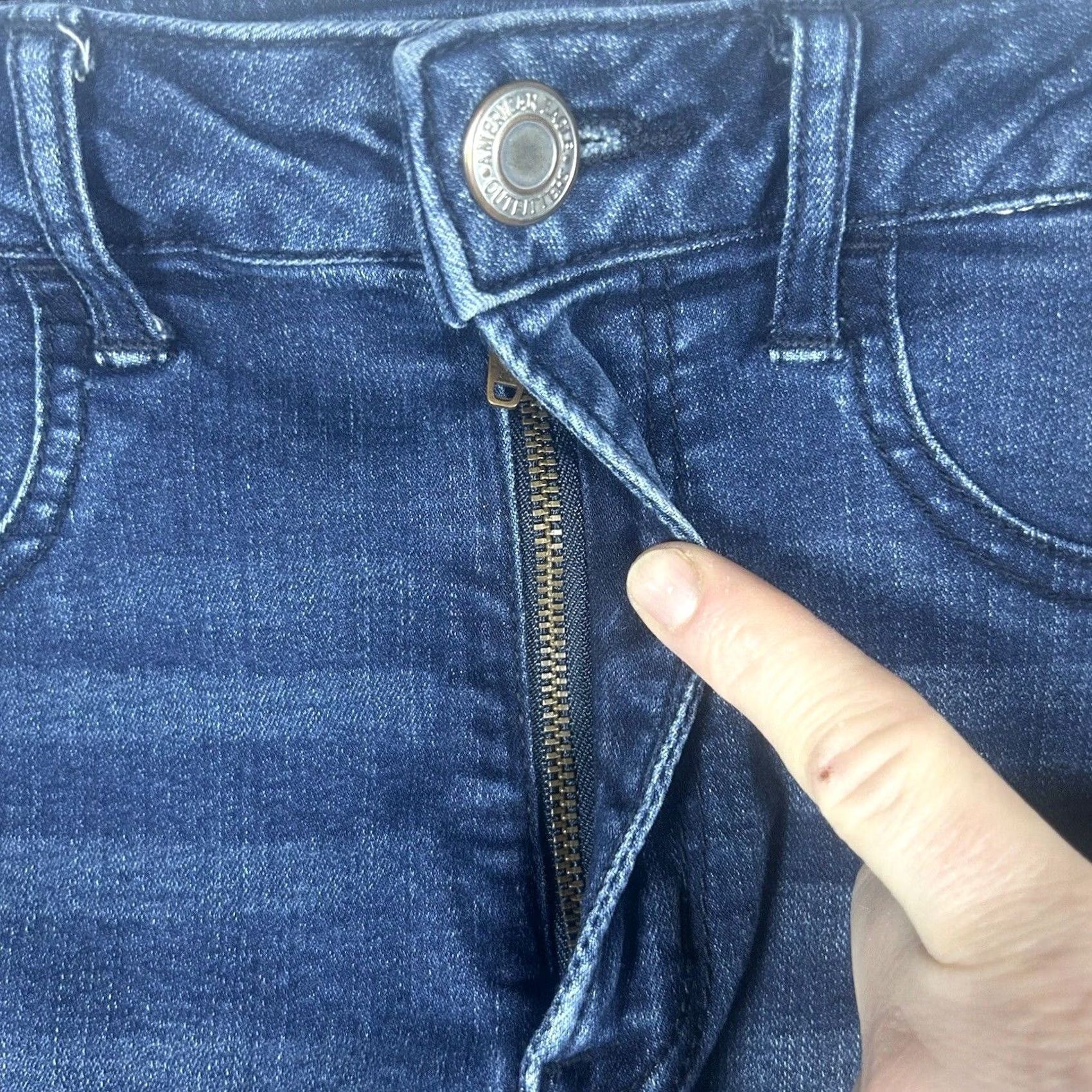 American Eagle Outfitters American Eagle Outfitters Jeans Shorts Cut-Off 2 Denim Blue Mid Rise 4 in Inseam Womens Stretch Logo Zipper Button Casual Vintage: No Size 26" / US 2 / IT 38 - 2 Thumbnail