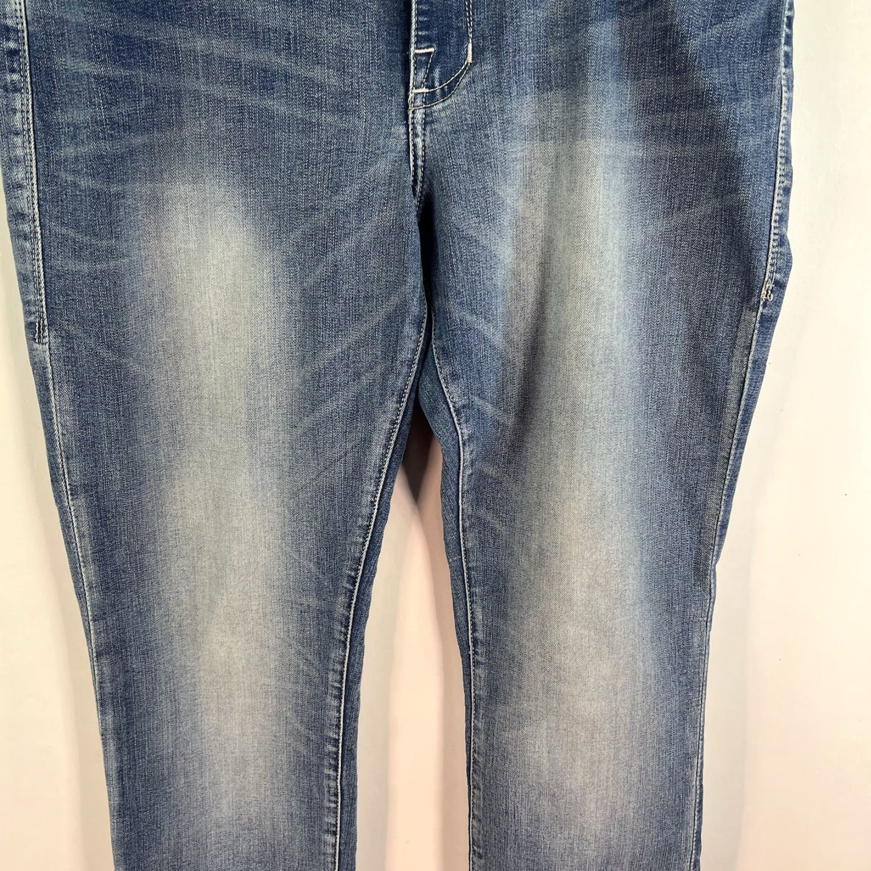 Vintage Rock & Republic Denim Jeans Women’s 14 Skinny Mid 35x31 Blue, 5-Pocket, Zipper Closure, Cotton Blend, Embroidered Accents, Size 14 Womens Blue Jeans Size 36" / US 14 / IT 50 - 4 Thumbnail