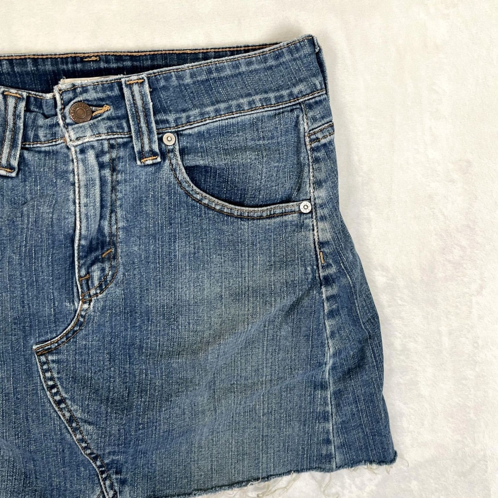 Levi's VINTAGE Levi's Skirt Womens 4 Blue Denim Raw Hem Mini Stretch 5 Pocket Casual Jeans Y2K Size 27" / US 4 / IT 40 - 3 Thumbnail