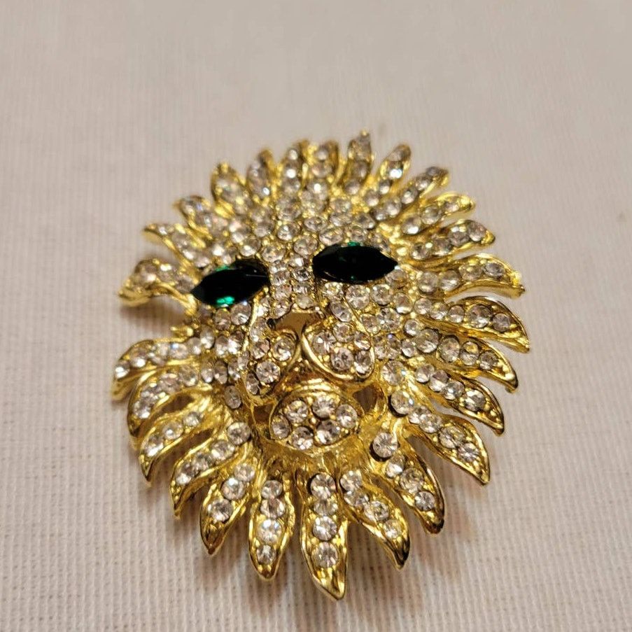 Other Vtg Gold Toned Emerald Eye Rhinestone Lion Head 2" Brooch Size ONE SIZE - 1 Thumbnail