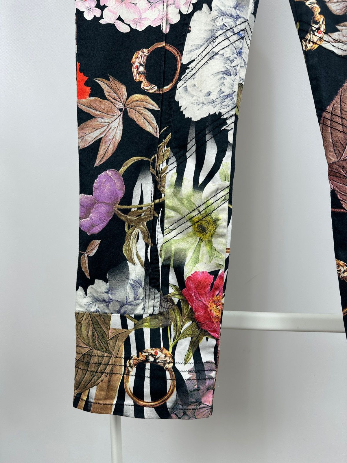 Roberto Cavalli Vintage Roberto Cavalli Class Floral Carpi Cropped Pants Size 32" / US 10 / IT 46 - 6 Thumbnail