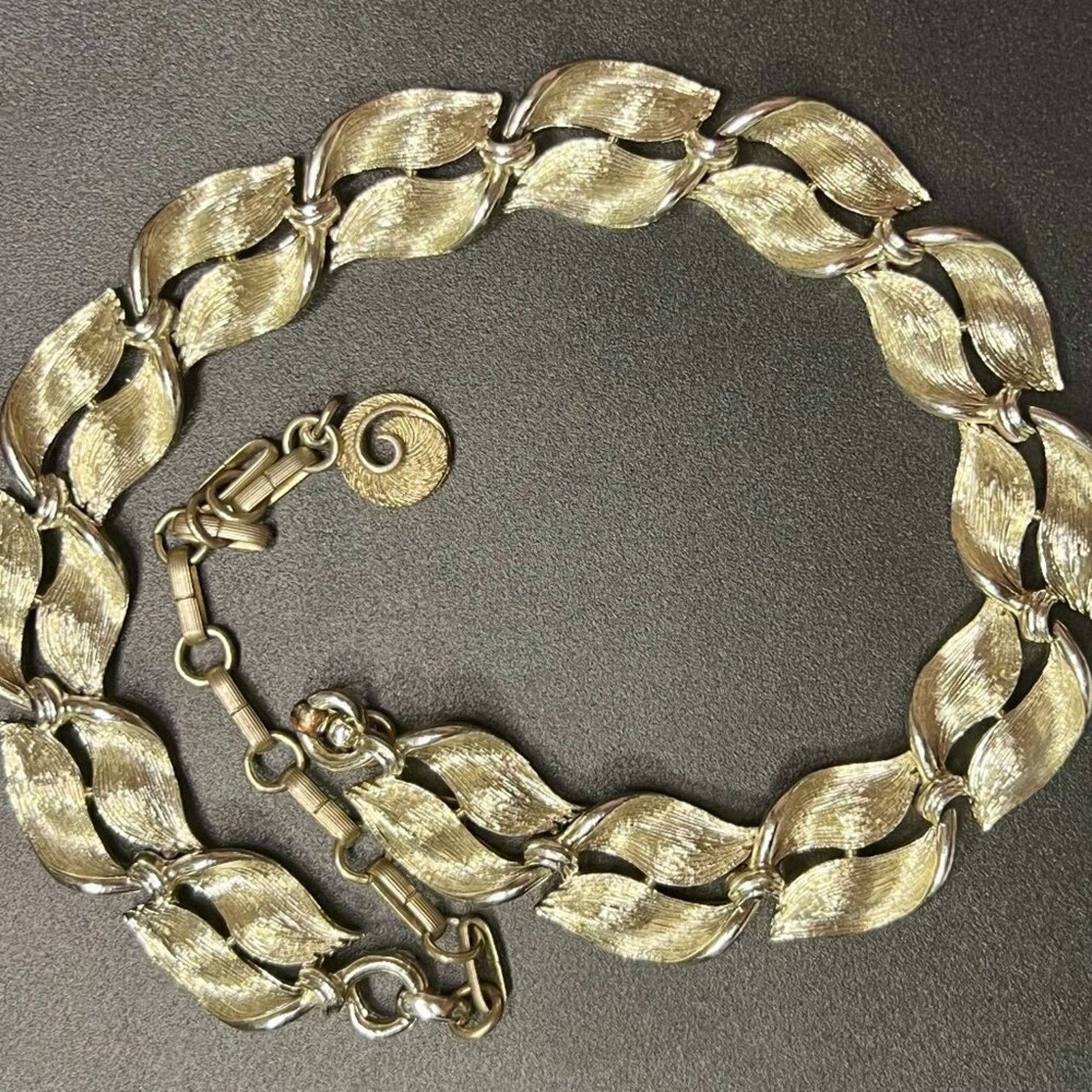 & Other Stories Lisner – Silvertone Necklace, Brushed, Wavy Pattern Size ONE SIZE - 1 Preview