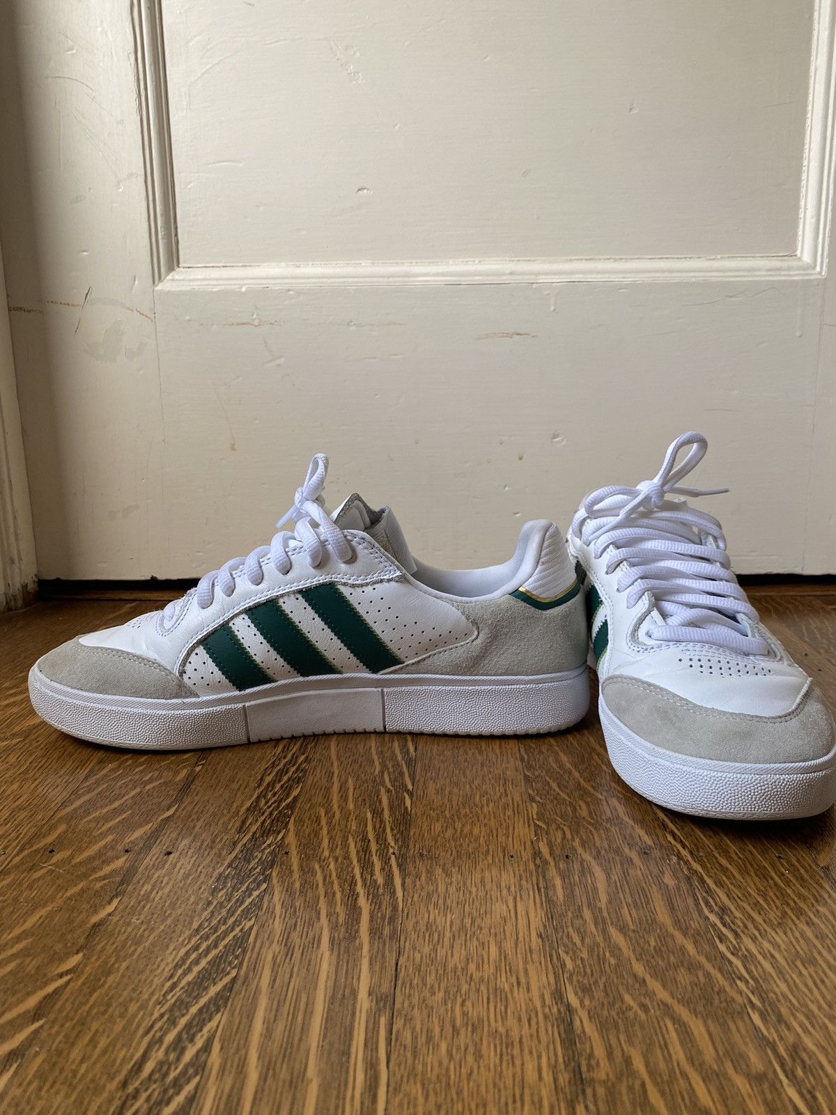 Adidas Tyshawn Low Size US 10 / EU 43 - 2 Thumbnail