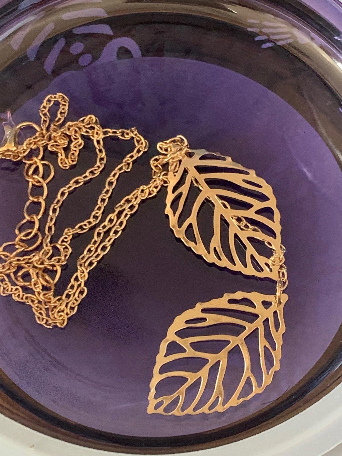 Designer Elegant Leaf Pendant Necklace in Gold Size ONE SIZE - 1 Preview