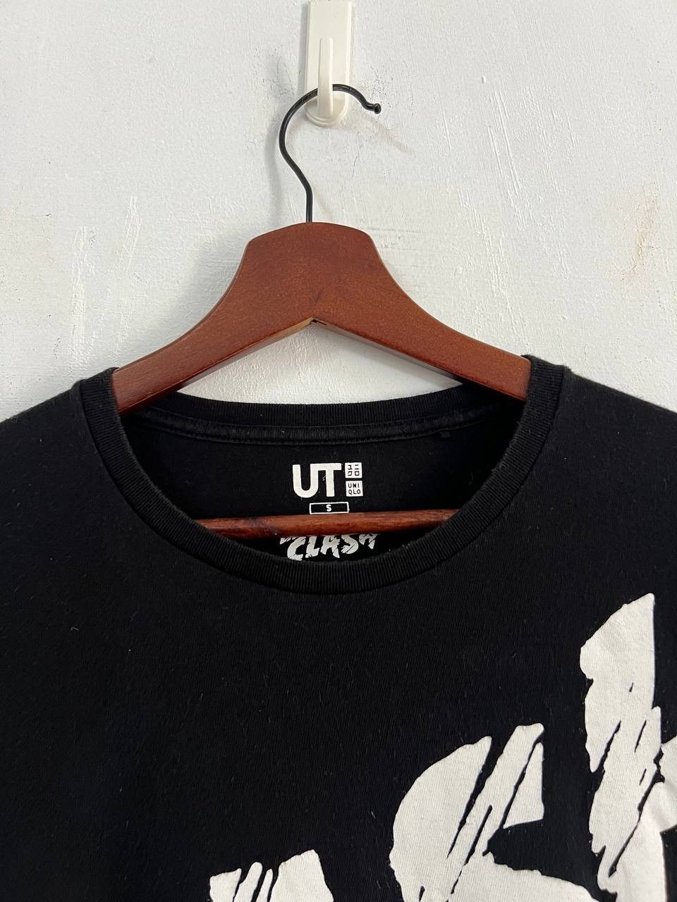 Uniqlo The Clash Uniqlo UT Tee Size US S / EU 44-46 / 1 - 6 Thumbnail