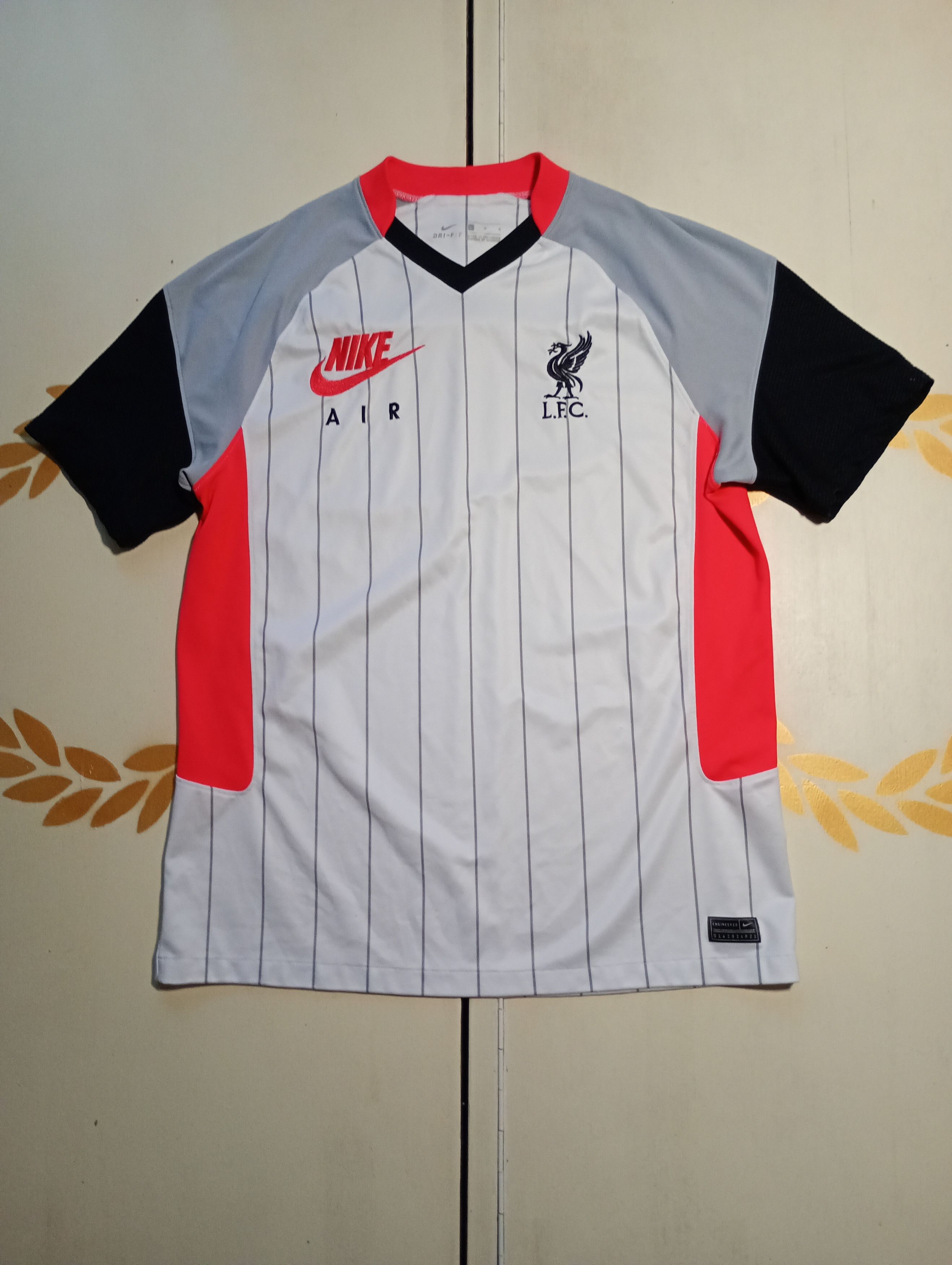 Nike LIVERPOOL FC STADIUM AIR MAX 2020/2021 TRAINING JERSEY Size US L / EU 52-54 / 3 - 1 Thumbnail