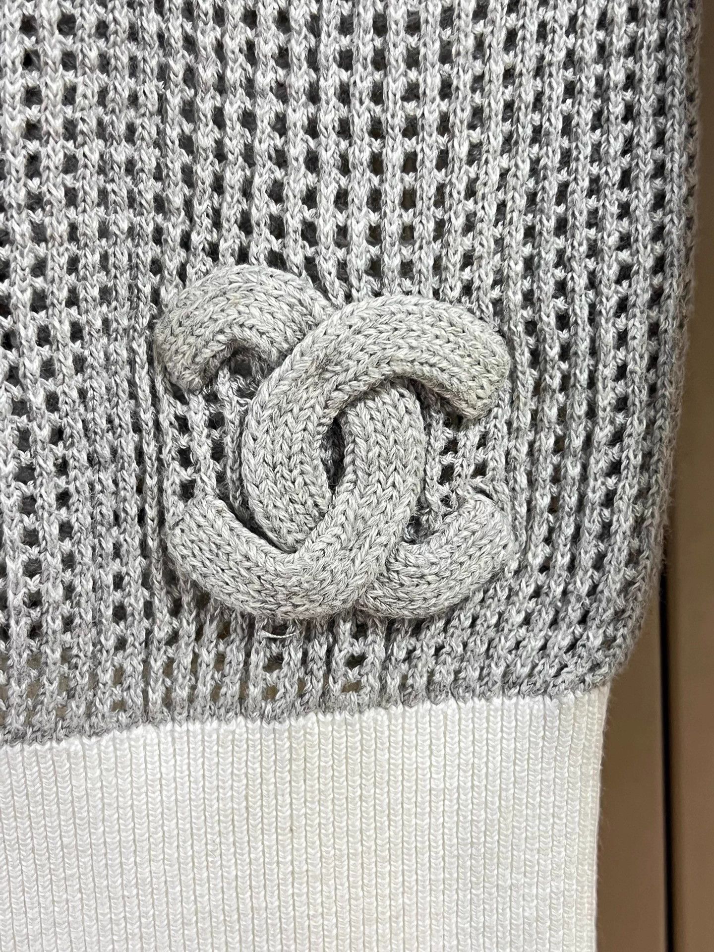 Chanel Chanel Gray White Colorblock CC Logo Knit Sweater 34 Size XS / US 0-2 / IT 36-38 - 6 Thumbnail