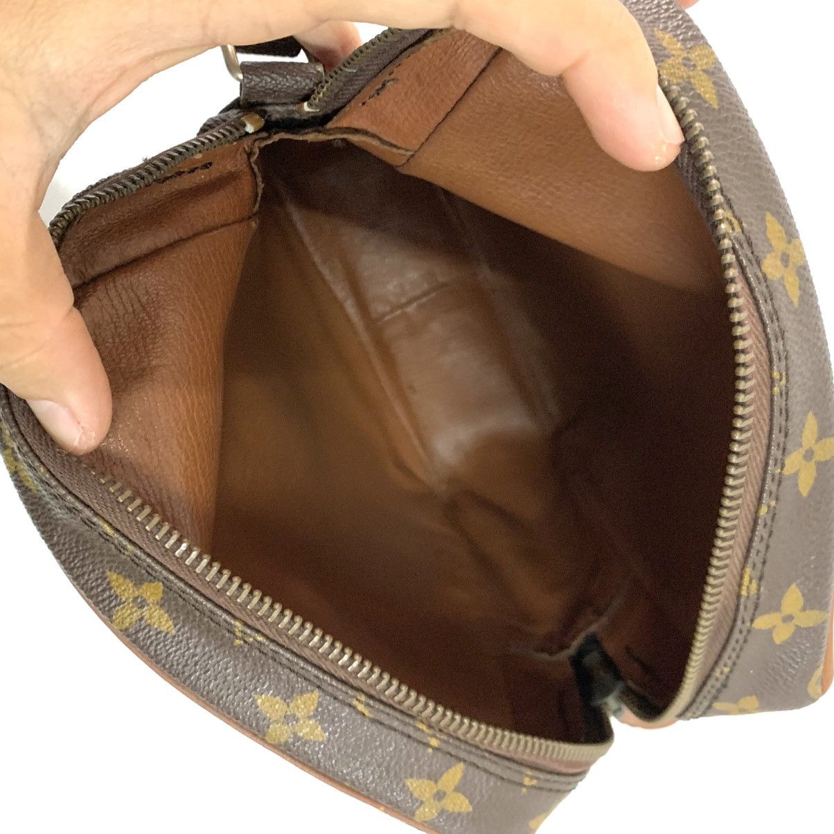 Louis Vuitton Louis Vuitton Monogram Vintage Large Danube Bag Size ONE SIZE - 9 Thumbnail
