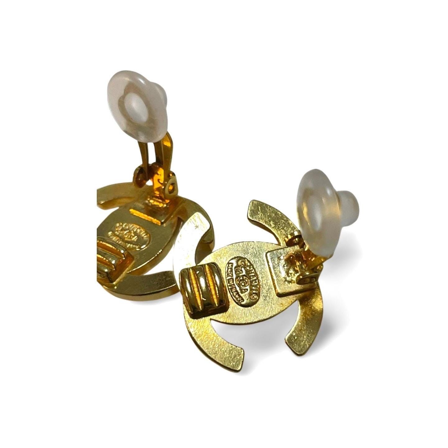 Chanel Vintage CHANEL golden turn lock CC earrings. Very classic an Size ONE SIZE - 7 Thumbnail