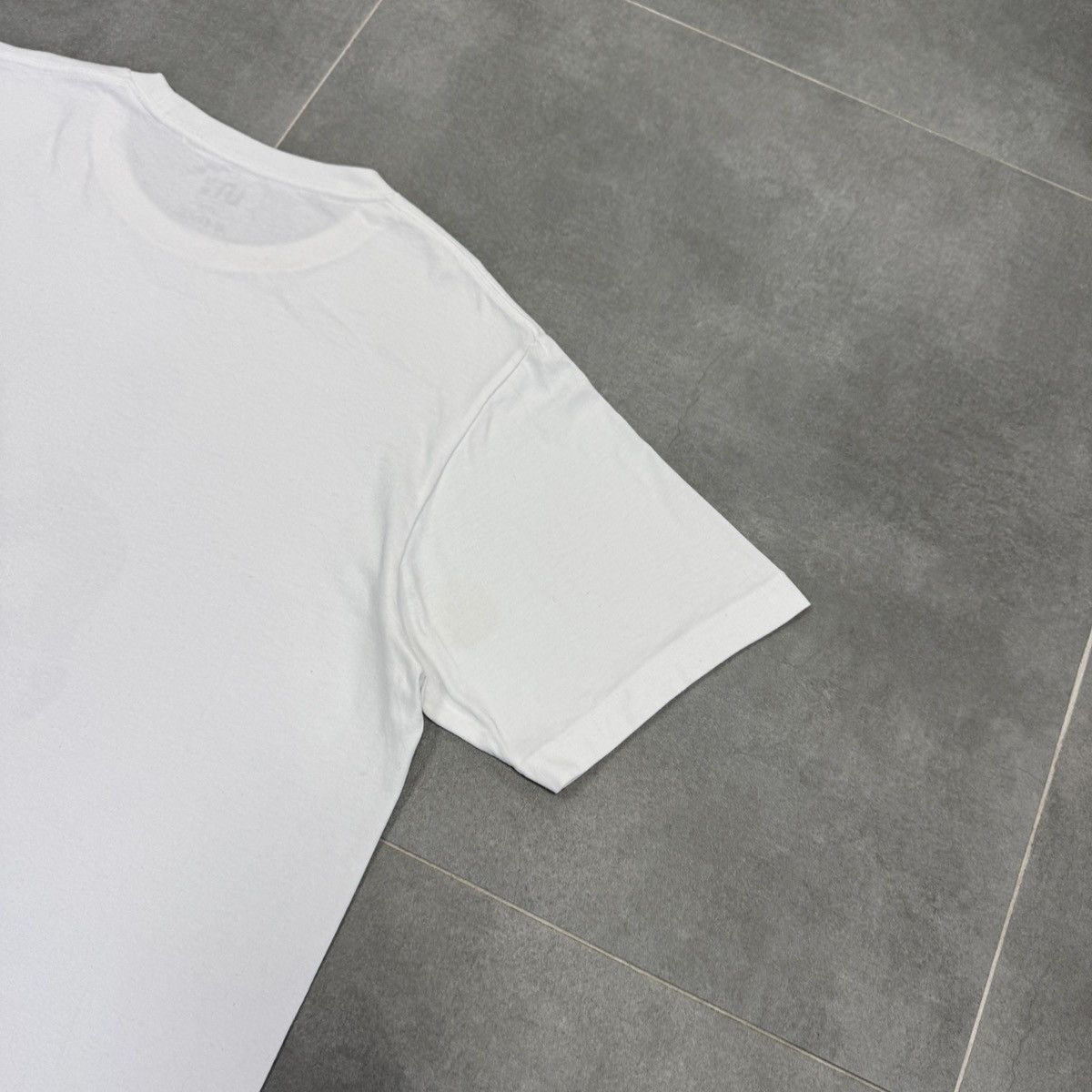 Kaws Uniqlo x Kaws Big Logo White T-Shirt Men Size L Size US L / EU 52-54 / 3 - 18 Thumbnail