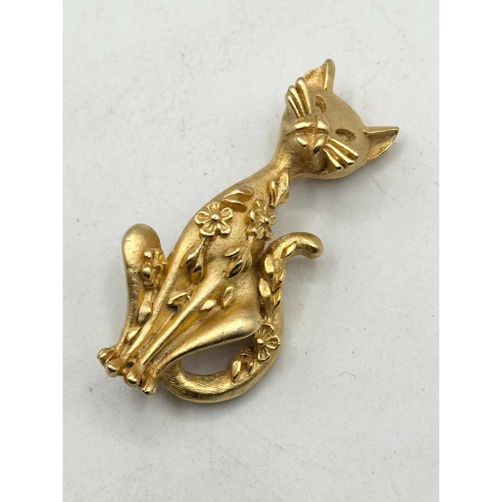 Vintage BSK floral gold tone figural cat kitten brooch pin Size ONE SIZE - 2 Thumbnail