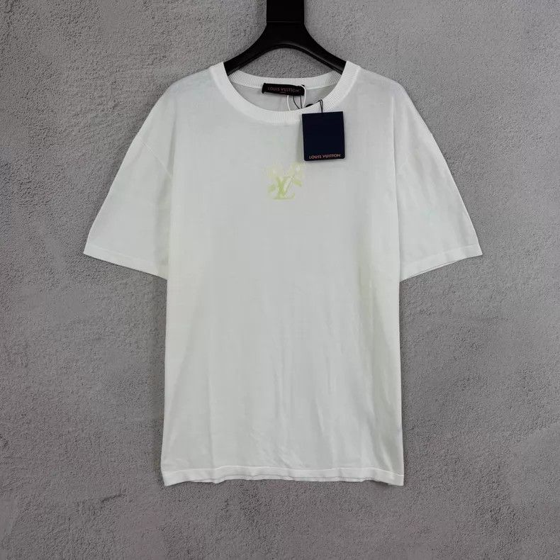 Louis Vuitton Louis Vuitton White Flower Logo Embroidery Knit Crew Neck Size US XL / EU 56 / 4 - 1 Thumbnail