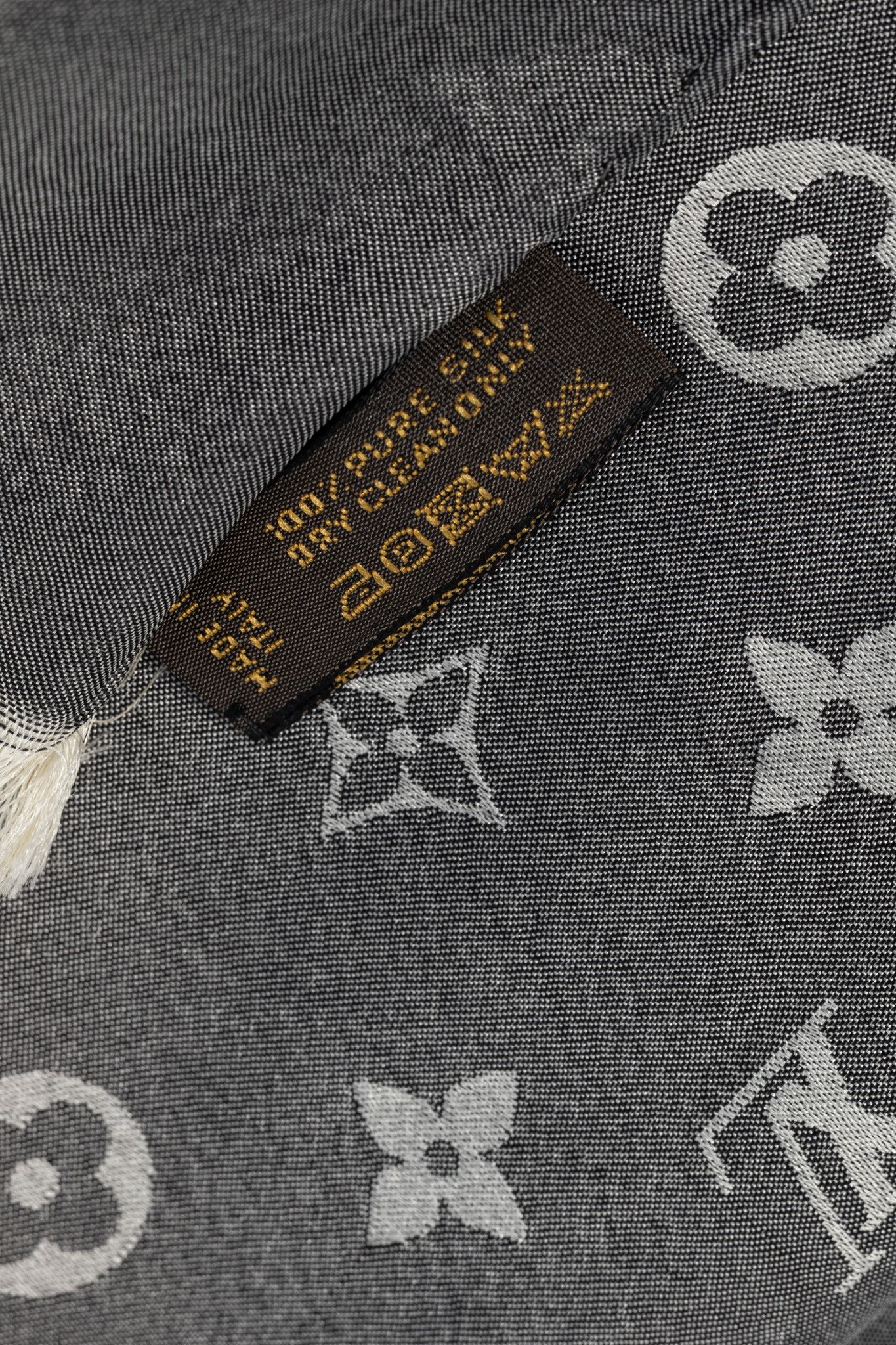 Louis Vuitton Louis Vuitton Capri Grey Silk Monogram Stole Size ONE SIZE - 5 Thumbnail