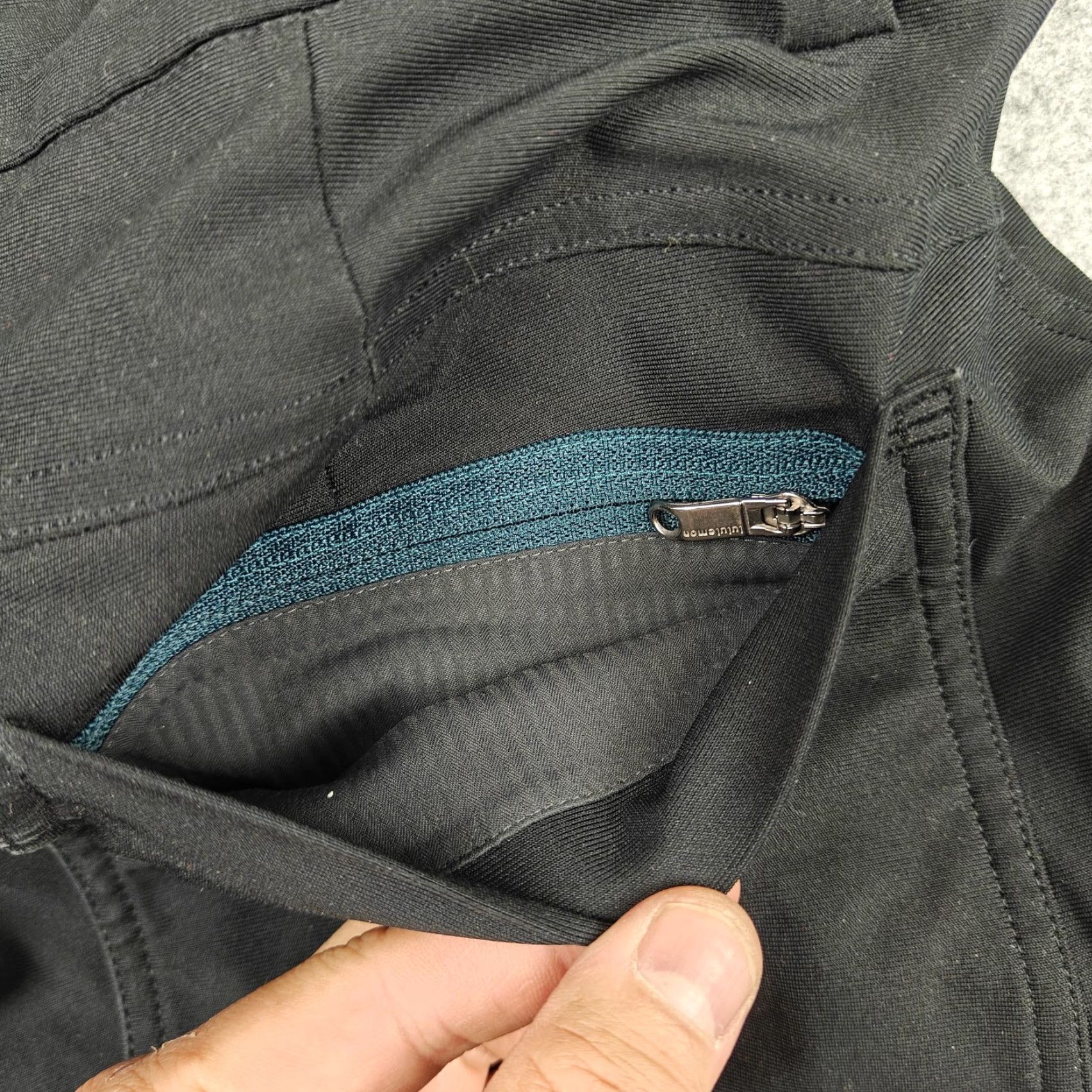 Lululemon Lululemon Pants Mens 32 Black Stretch Khaki Zip Pocket Hiking Travel Athletic Pants Size US 32 / EU 48 - 7 Thumbnail
