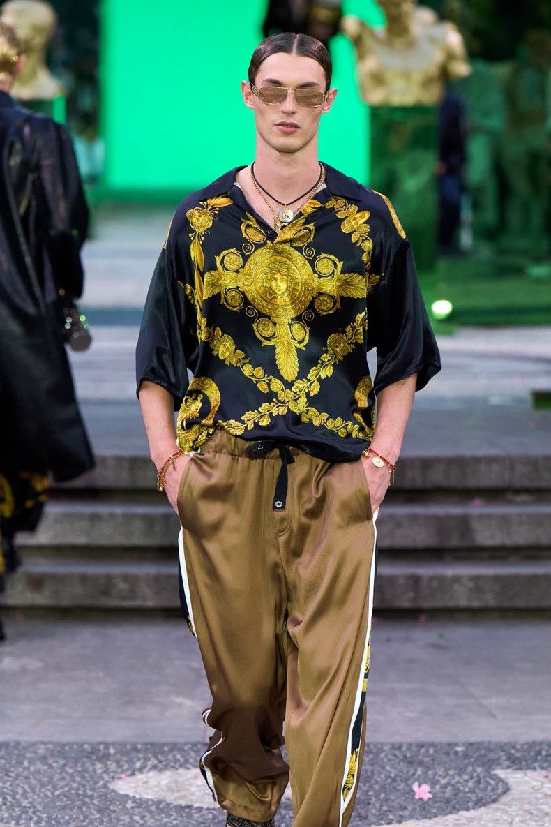 Versace Versace Baroque black and gold pullover shirt Size US M / EU 48-50 / 2 - 3 Thumbnail