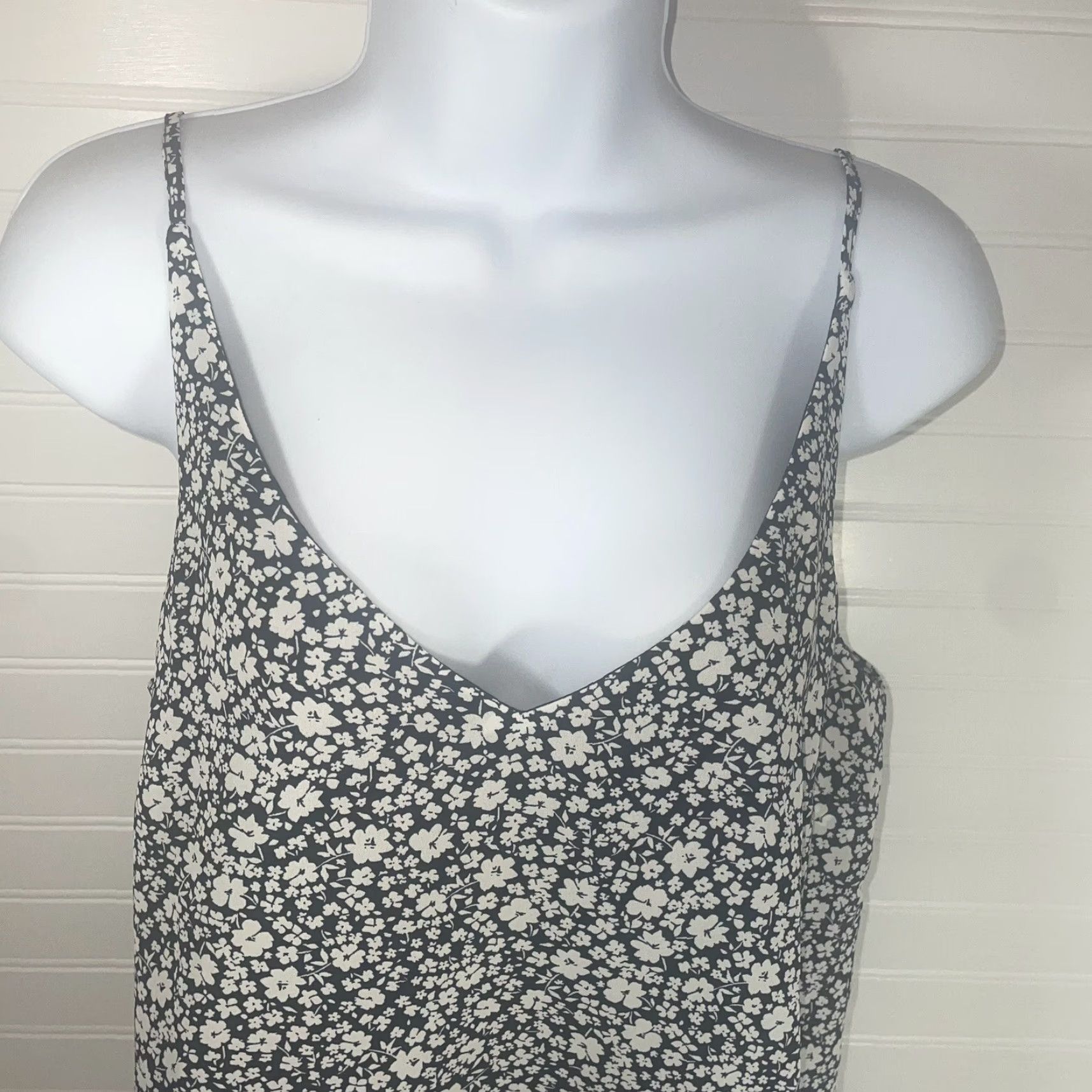 Banana Republic VINTAGE Banana Republic? No, Vintage: No. Banana Republic Women Blouse S Navy Blue Floral Spaghetti Sleeveless NWT Sized Small Size S / US 4 / IT 40 - 3 Thumbnail