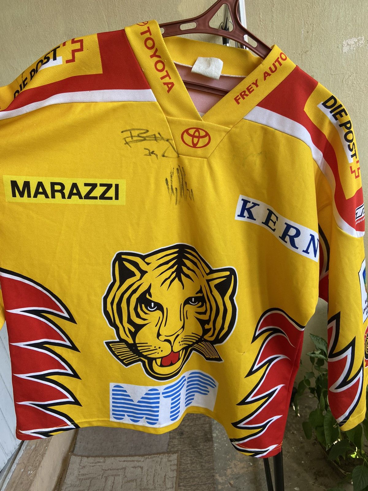 NHL SCL Tiger Langnau Switzerland NFL hockey Bauer Size US M / EU 48-50 / 2 - 2 Thumbnail