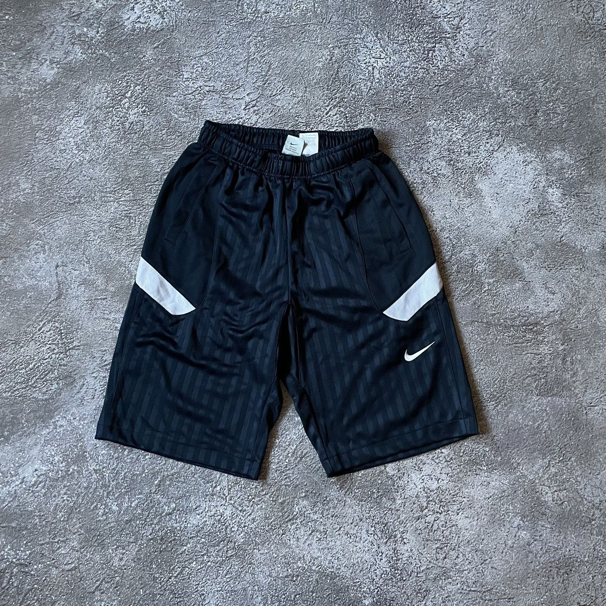 Nike Vintage Y2K Nike Short Logo Sportwear Casual Buymypiece 90s Size US 30 / EU 46 - 2 Thumbnail