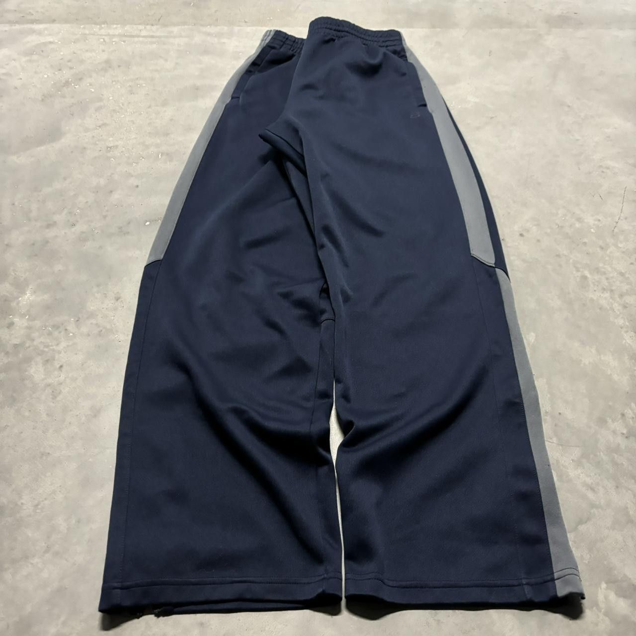 Japanese Brand × Vintage Crazy Vintage Y2K/2000s Navy Blue Grey Striped Drill Athletic Essential Sweatpants! Size US 32 / EU 48 - 2 Thumbnail