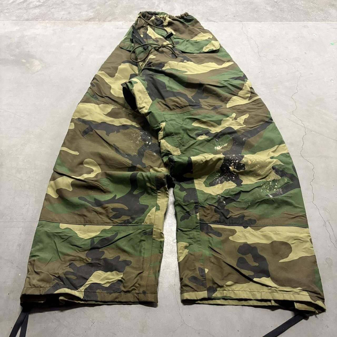 Vintage Crazy Vintage Y2K/2000s Super Baggy Camo Military style Slight Paint Splatter Track Pants! Size US 34 / EU 50 - 3 Thumbnail