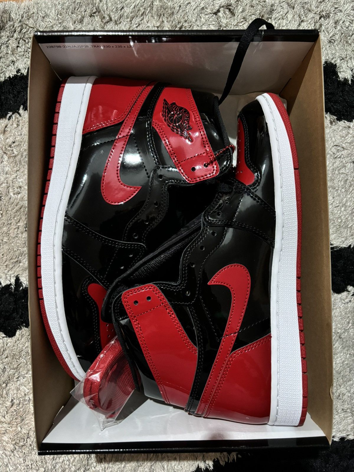 Jordan Brand Air Jordan 1 Retro High OG Patent Bred Size US 11 / EU 44 - 1 Thumbnail
