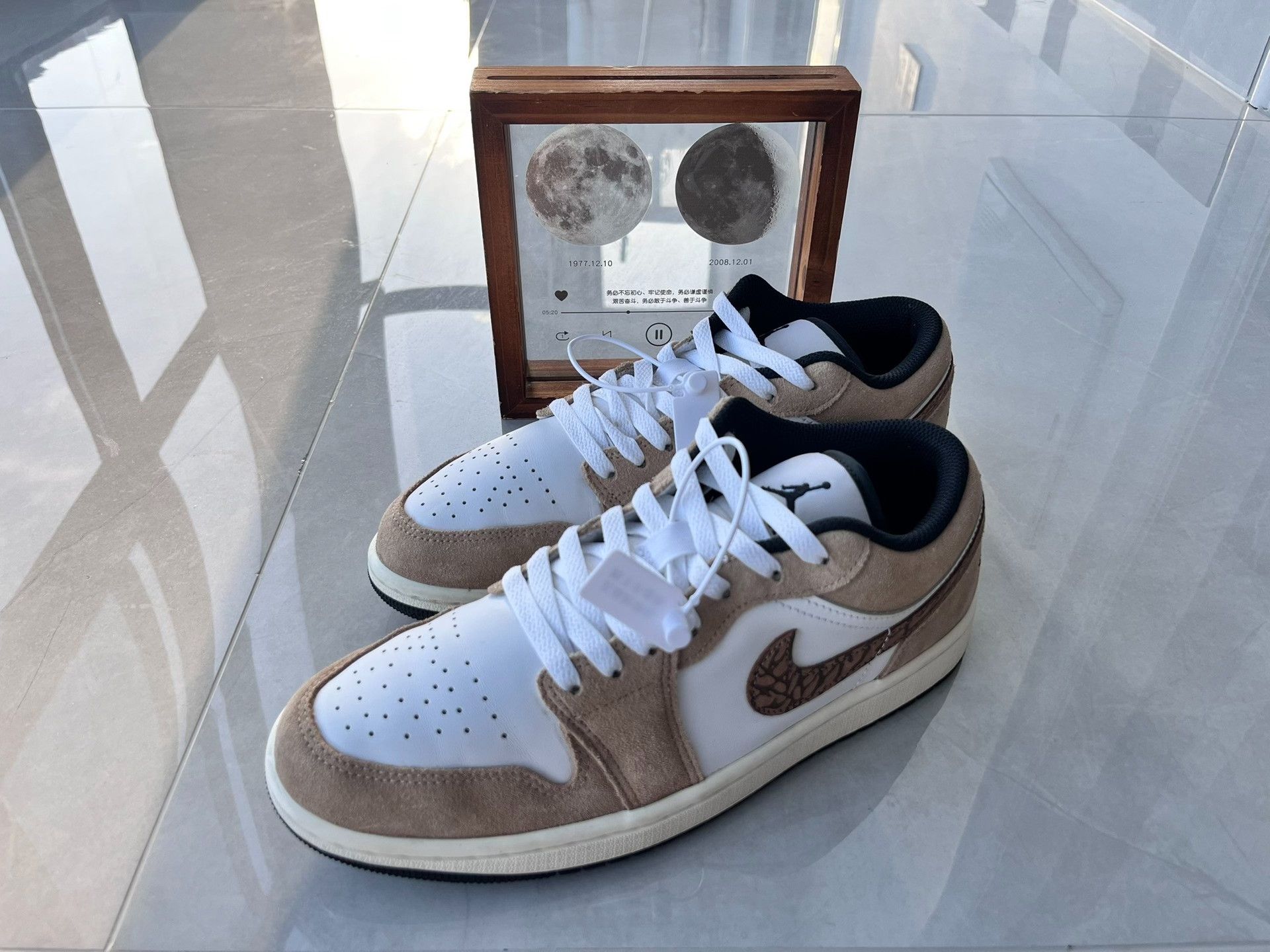 Nike Nike AJ1 Beige Lowtop Sneakers 9 Men Size US 9 / EU 42 - 1 Thumbnail