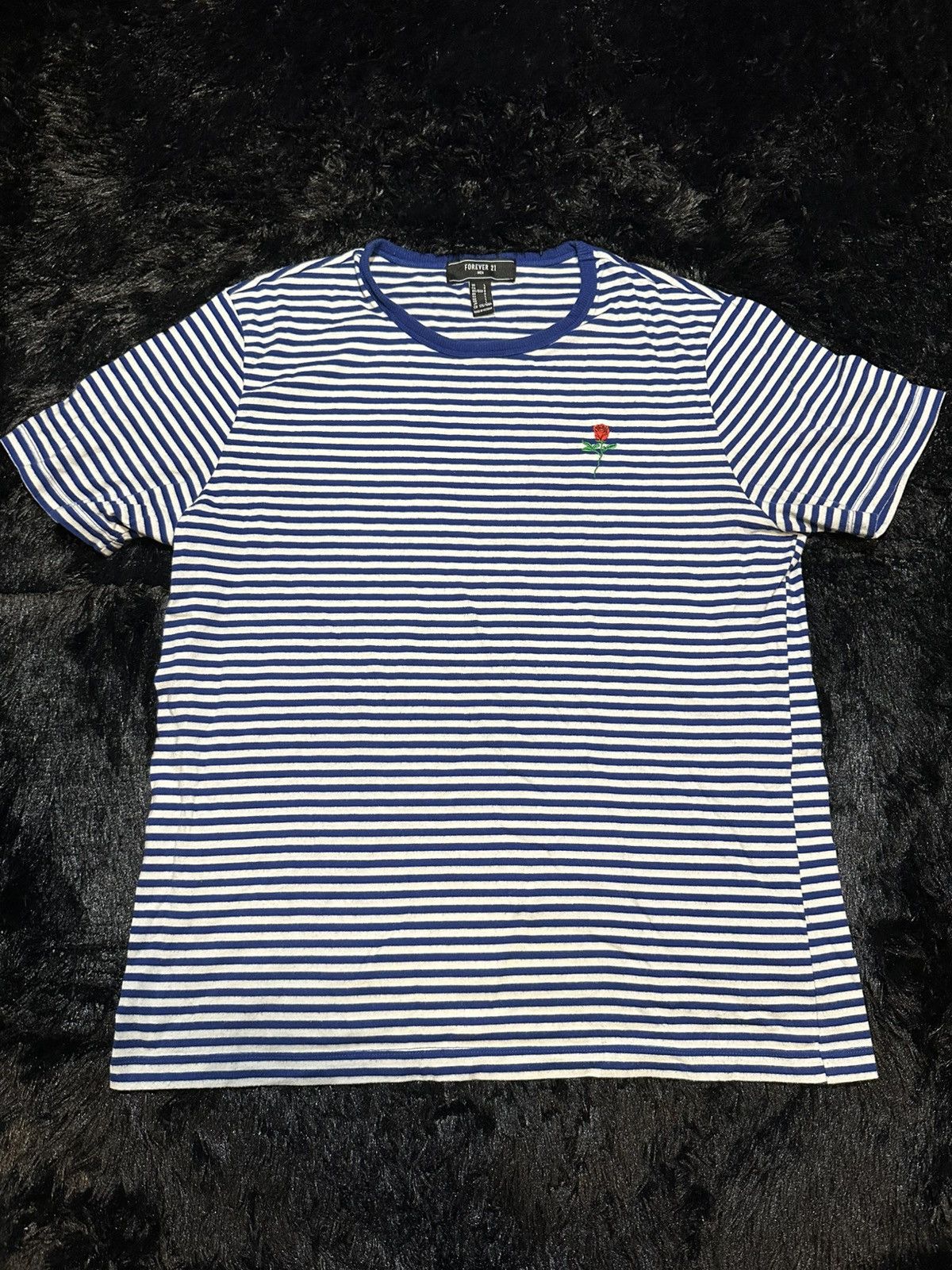 Forever 21 Forever 21 Blue/White Rose shirt Size US L / EU 52-54 / 3 - 1 Thumbnail
