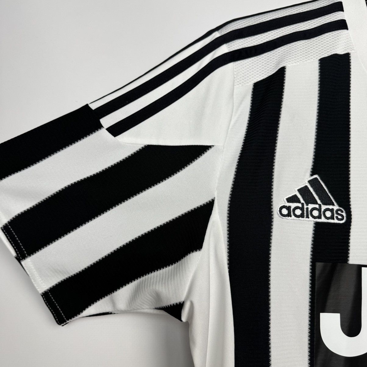 Adidas JUVENTUS 2015 2016 HOME FOOTBALL SHIRT SOCCER JERSEY ADIDAS Size US M / EU 48-50 / 2 - 10 Thumbnail