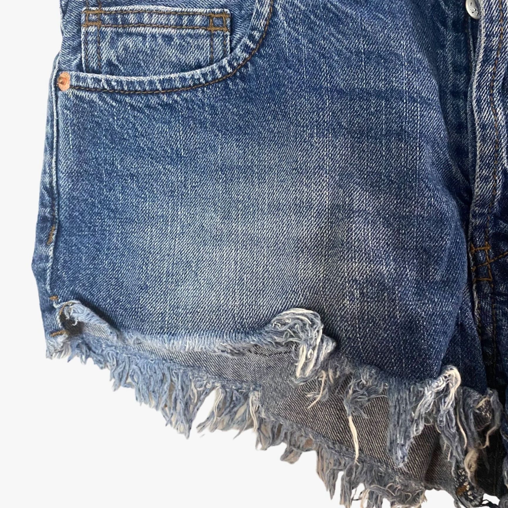 Free People VINTAGE Free People We The Free Jean Shorts Womens 27 Blue Denim Raw Hem Cut Off Size 27" / US 4 / IT 40 - 6 Thumbnail