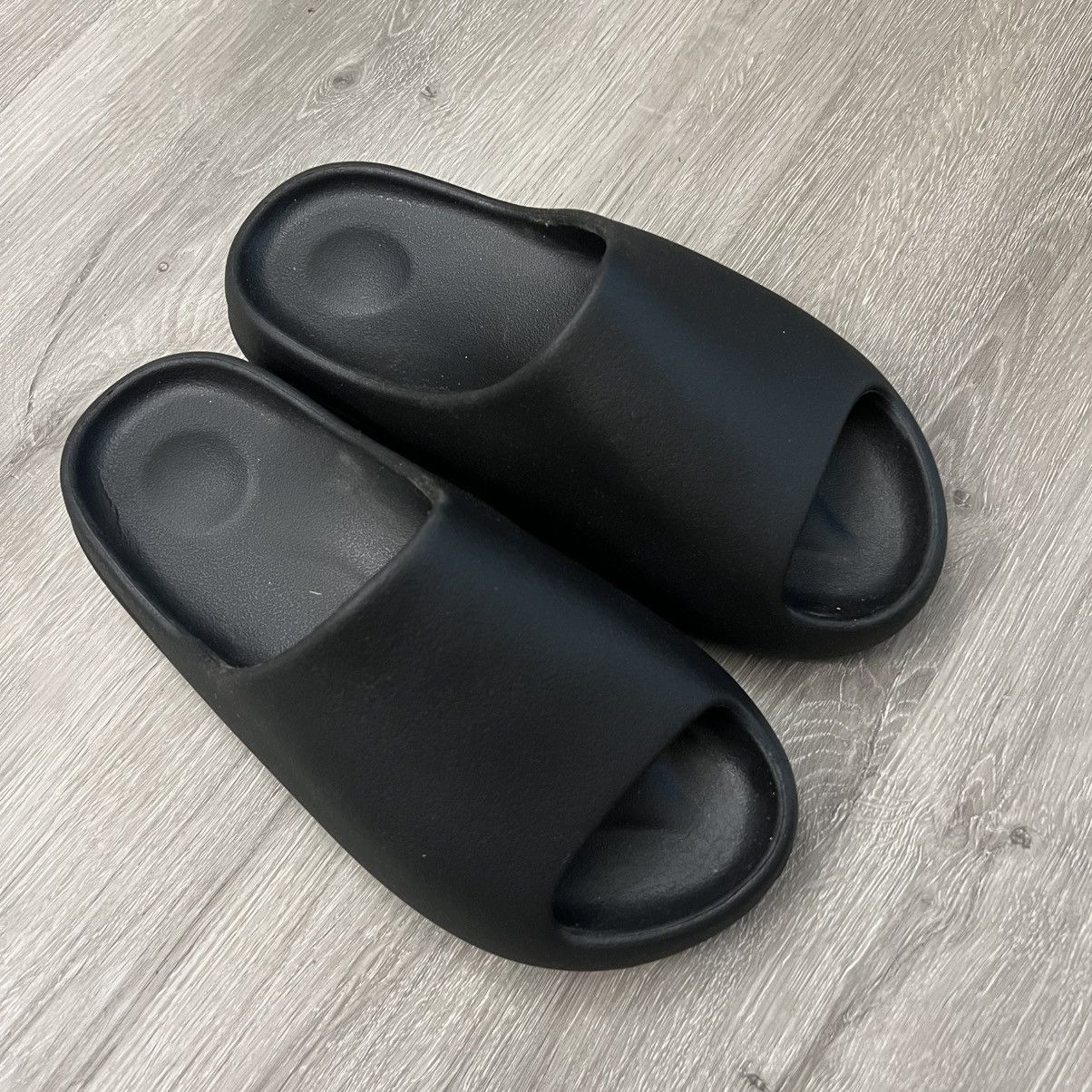 Yeezy Yeezy Slide YS-01 Black Size US 8 / EU 41 - 1 Thumbnail