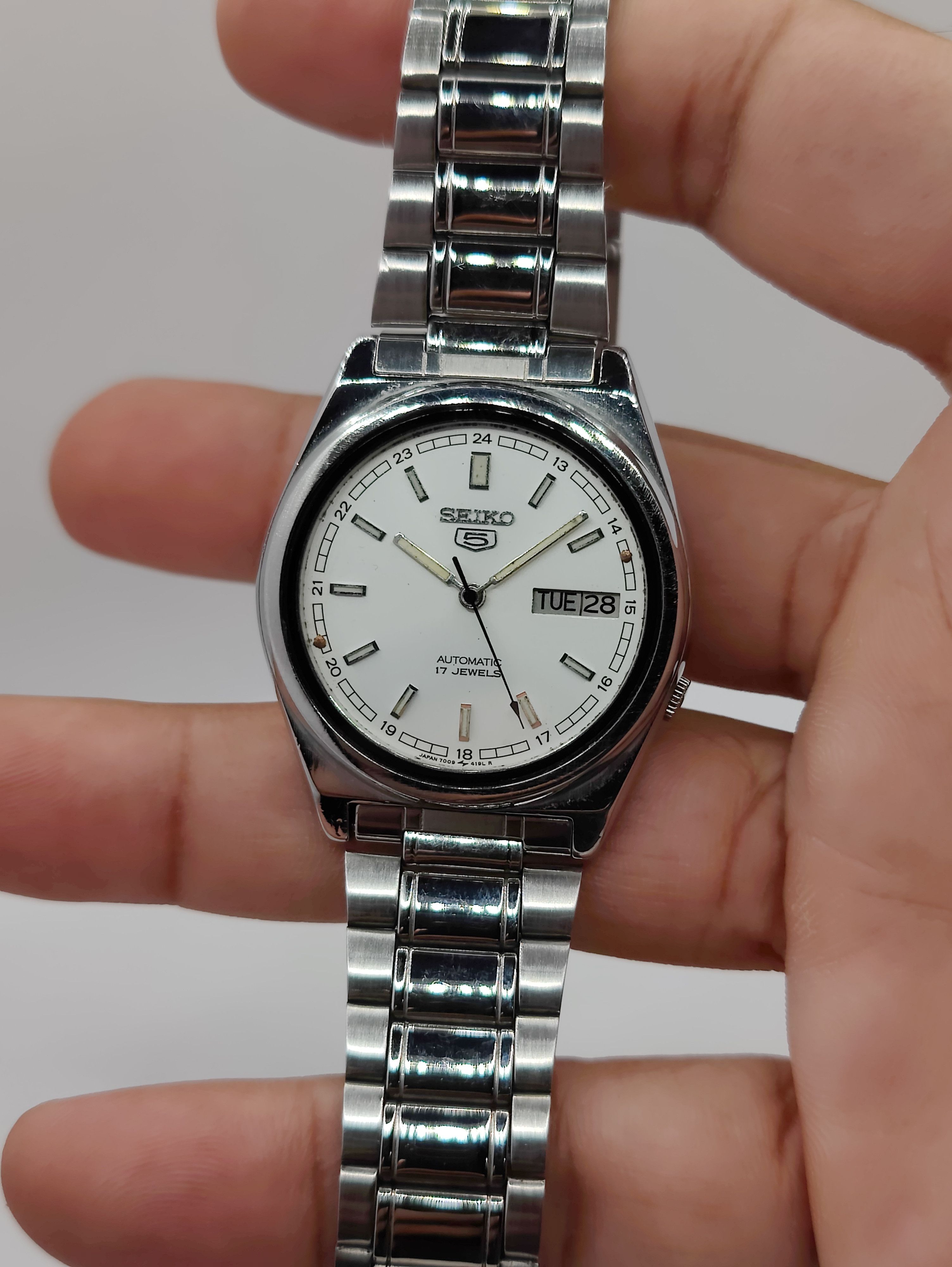 Seiko cheapest Automatic Watch 37mm Diameter , 8 inches Wrist Round Long White Gray Colo