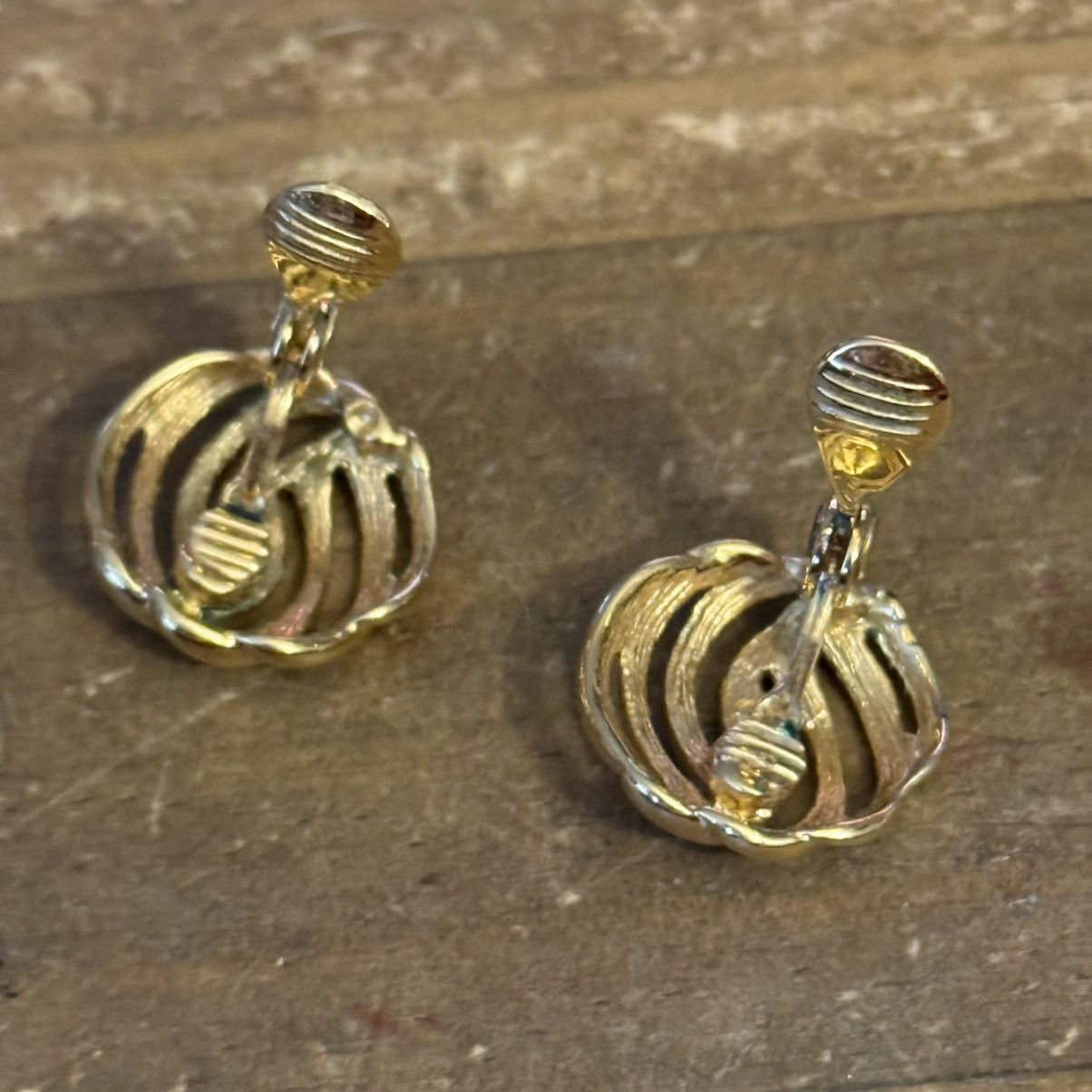 Monet Vintage Monet round swirl clip on earrings Size ONE SIZE - 4 Thumbnail
