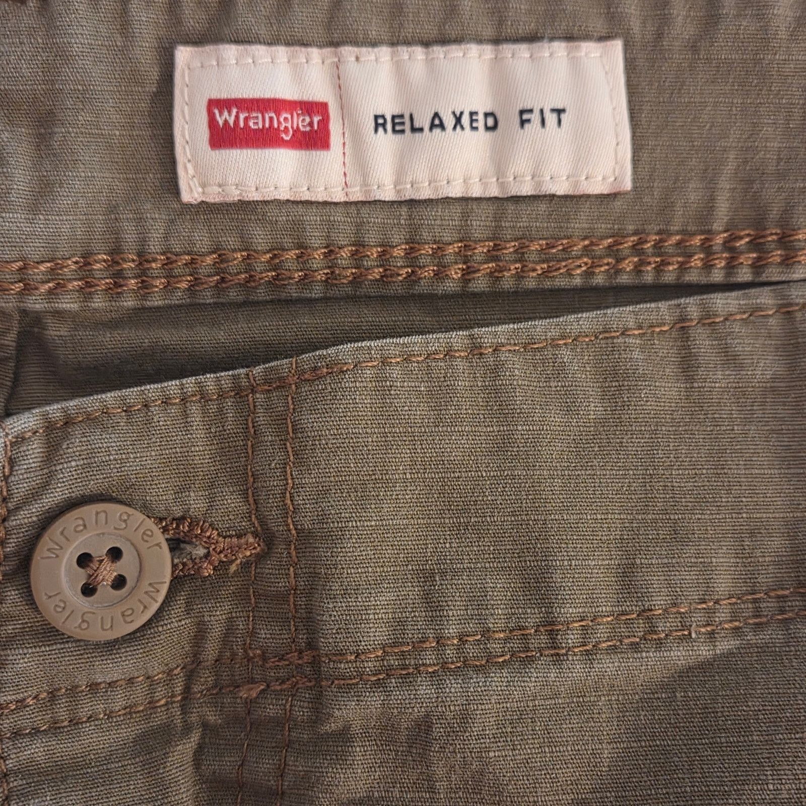 Wrangler Wrangler Relaxed Fit Grey/Green Cargo Shorts - Size 42 Size US 42 / EU 58 - 4 Thumbnail