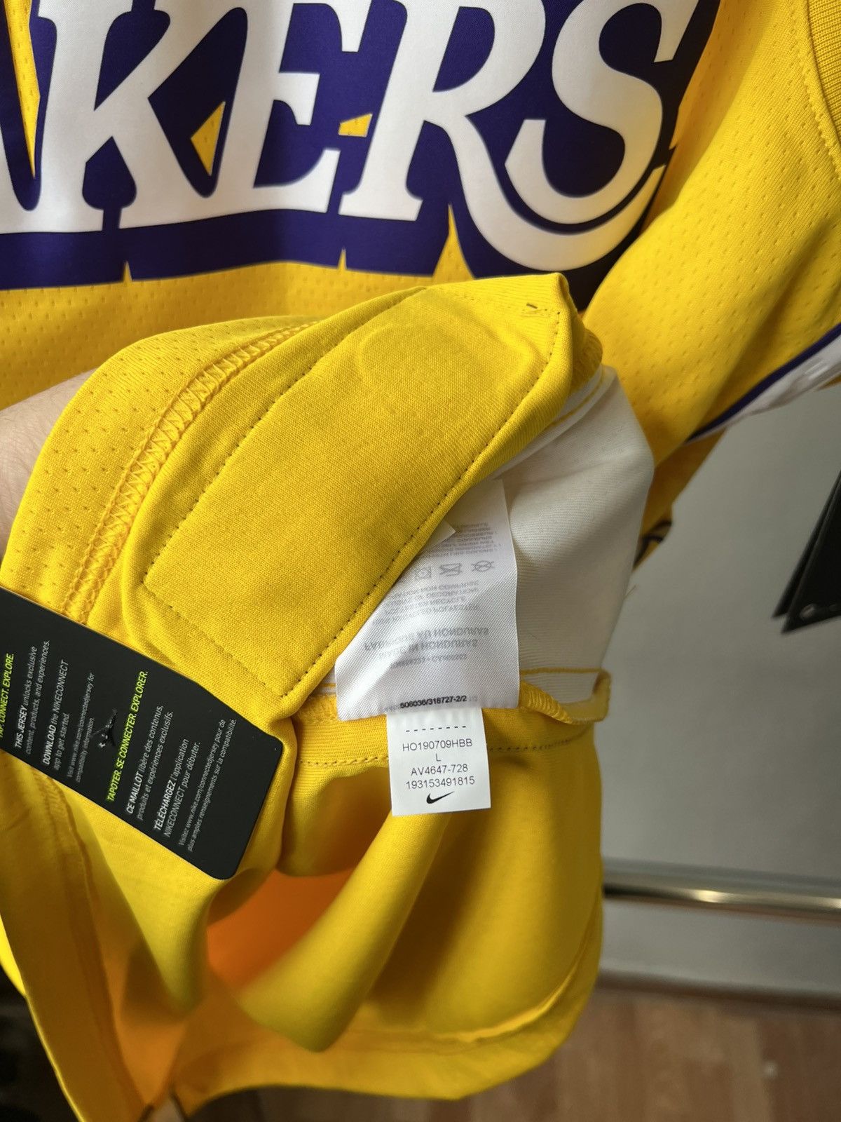 Nike NWT 2019 LOS ANGELES LAKERS NIKE BASKETBALL CITY JERSEY Size US L / EU 52-54 / 3 - 15 Thumbnail