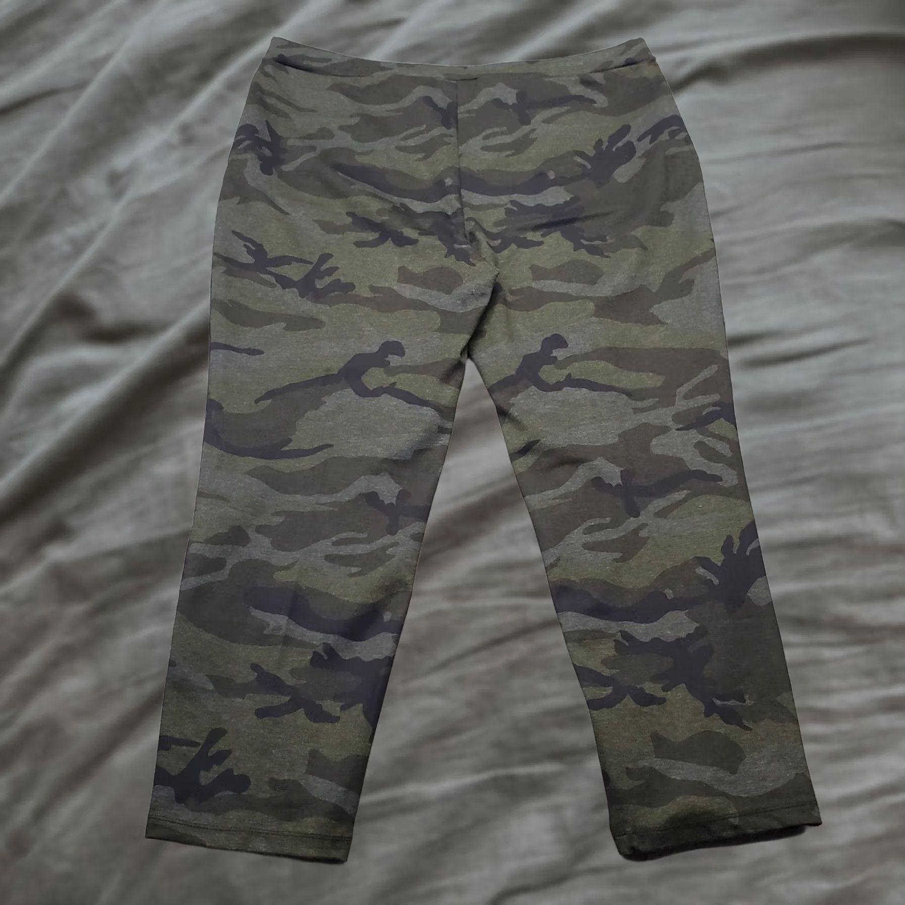 Vintage Susan Graver Pants Womens XL Multi Camouflage Ankle Button Straight Leg Pull On Size 40" / US 18 - 1 Thumbnail