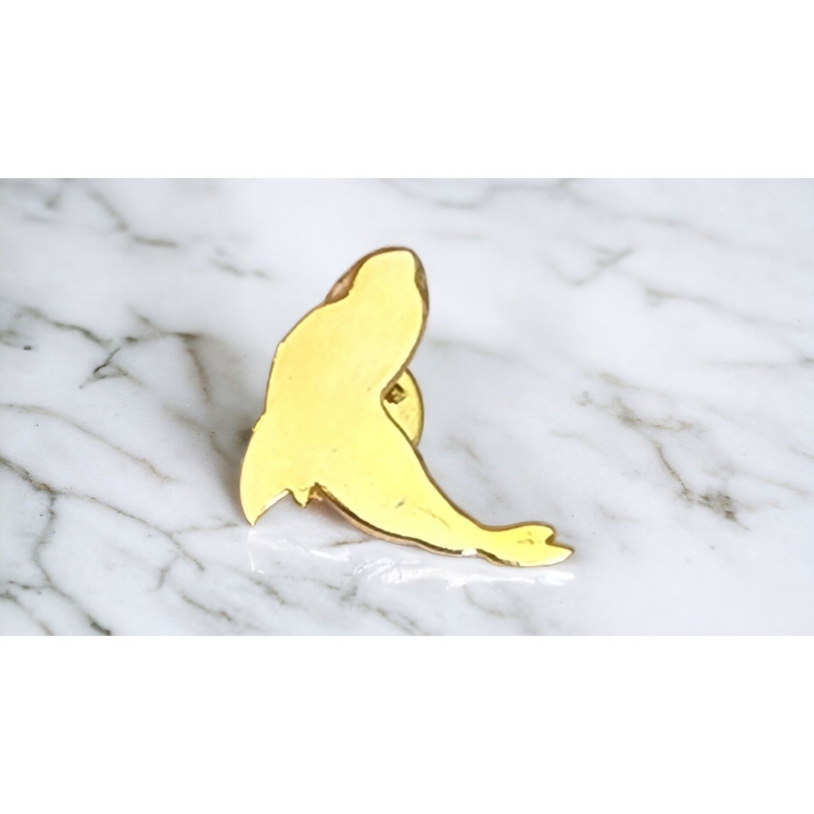 Unknown London Gold tone seal lapel pin Size ONE SIZE - 1 Thumbnail