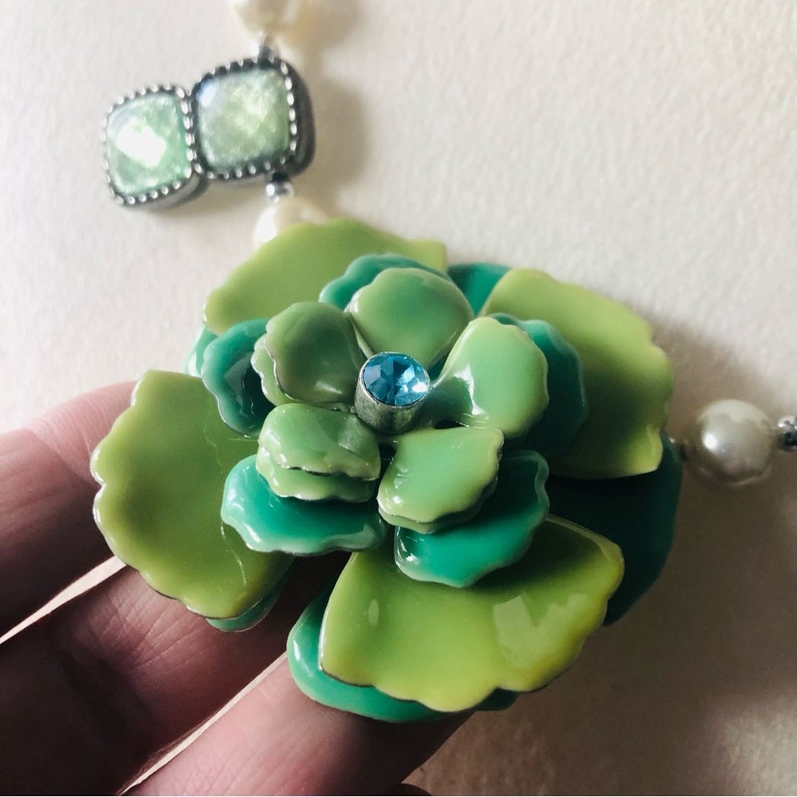 Handmade Handcrafted classy elegant Pearl metal flower necklace Size ONE SIZE - 8 Thumbnail