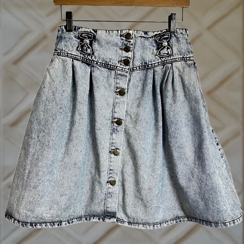 Vintage VINTAGE Baccini Acid Wash Pleated Jean Mini Skirt Button Front Bow Detail Size 11/12 90s Womens Size 32" / US 10 / IT 46 - 1 Thumbnail