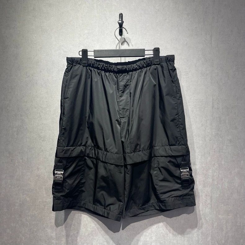 Givenchy Givenchy Size 50Side skill lock pocket shorts 2506-Nextarro Size US 30 / EU 46 - 1 Thumbnail