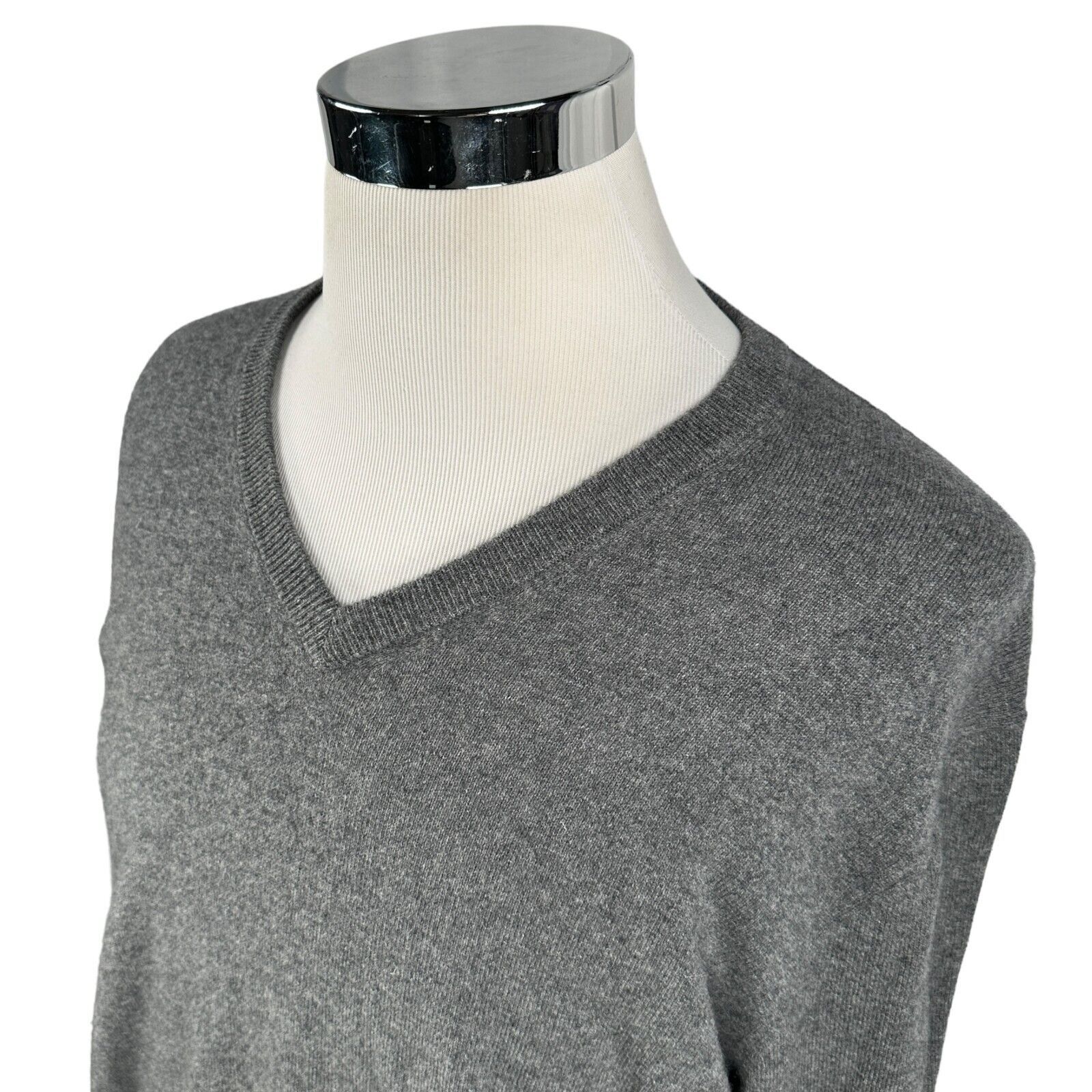 Neiman Marcus Neiman Marcus Cloud Cashmere Sweater XL Gray V-Neck Pullover Size US XL / EU 56 / 4 - 6 Thumbnail