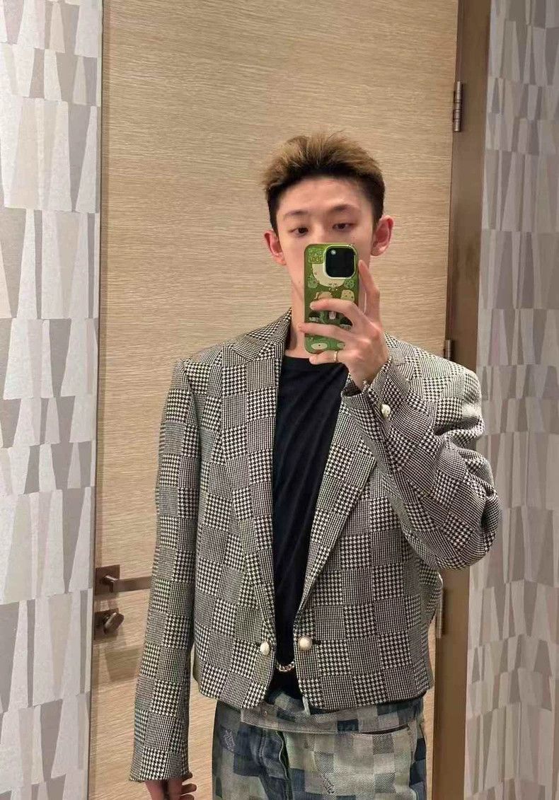 Louis Vuitton Louis Vuitton Black and white houndstooth cropped blazer ja Size US S / EU 44-46 / 1 - 9 Thumbnail