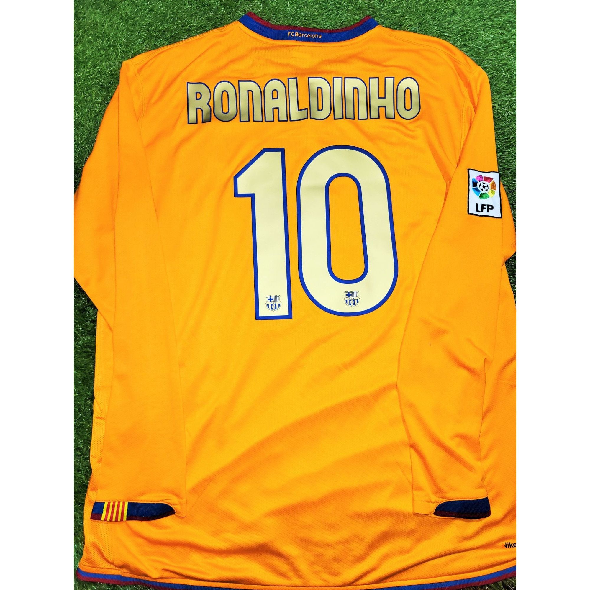 image of Nike Ronaldinho Barcelona 2006 2007 Away Soccer Jersey Shirt XL in Orange, Men's