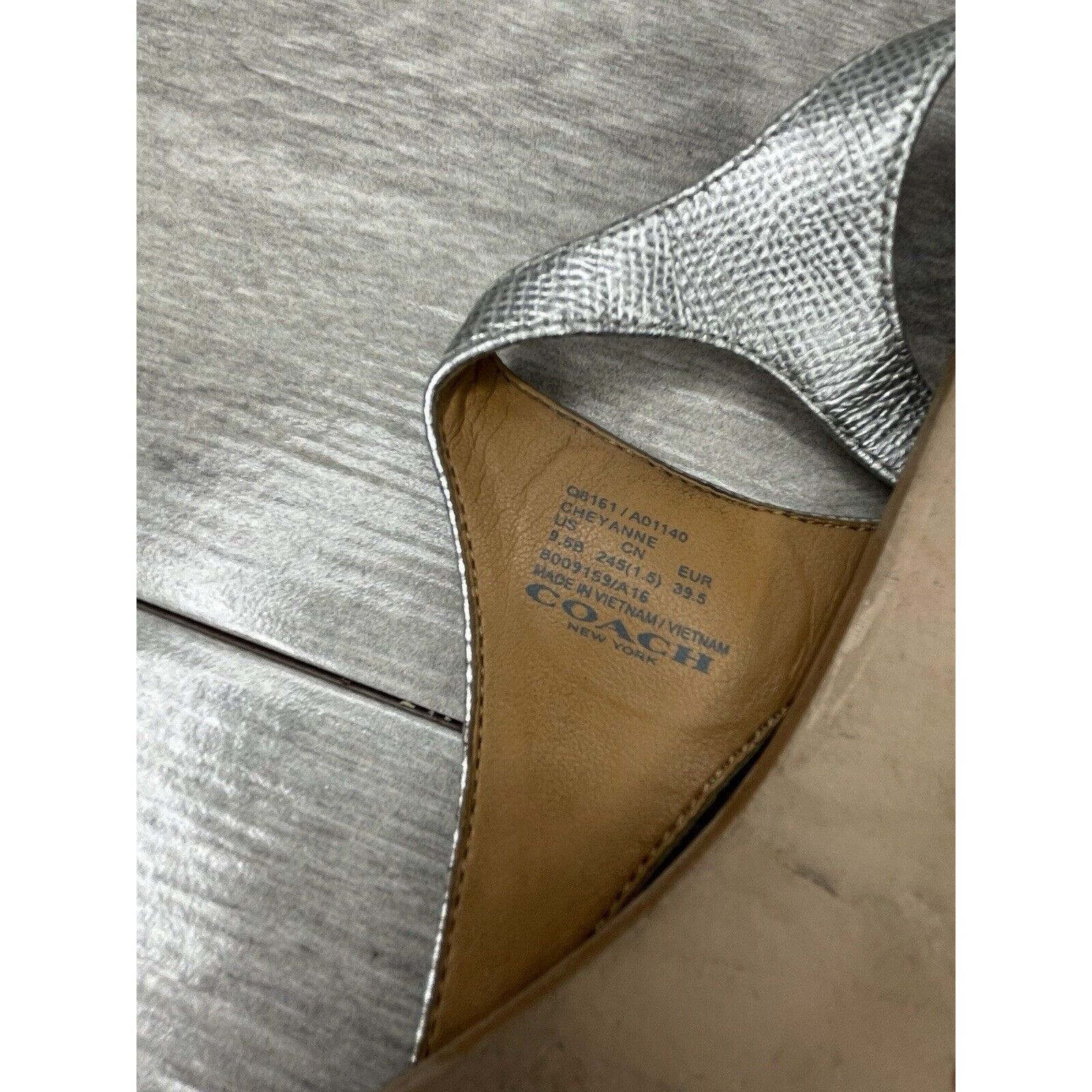 Coach Coach Cheyanne Silver Leather Thong Strap Flats Sandals Wome Size US 9.5 / IT 39.5 - 8 Thumbnail