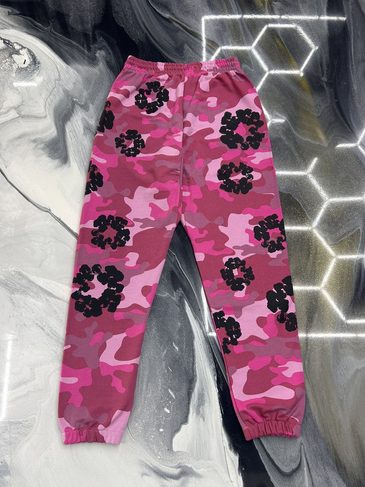 DENIM TEARS Denim Tears Pink Camo Cotton Wreath Sweatpants Size M Size US 32 / EU 48 - 2 Thumbnail