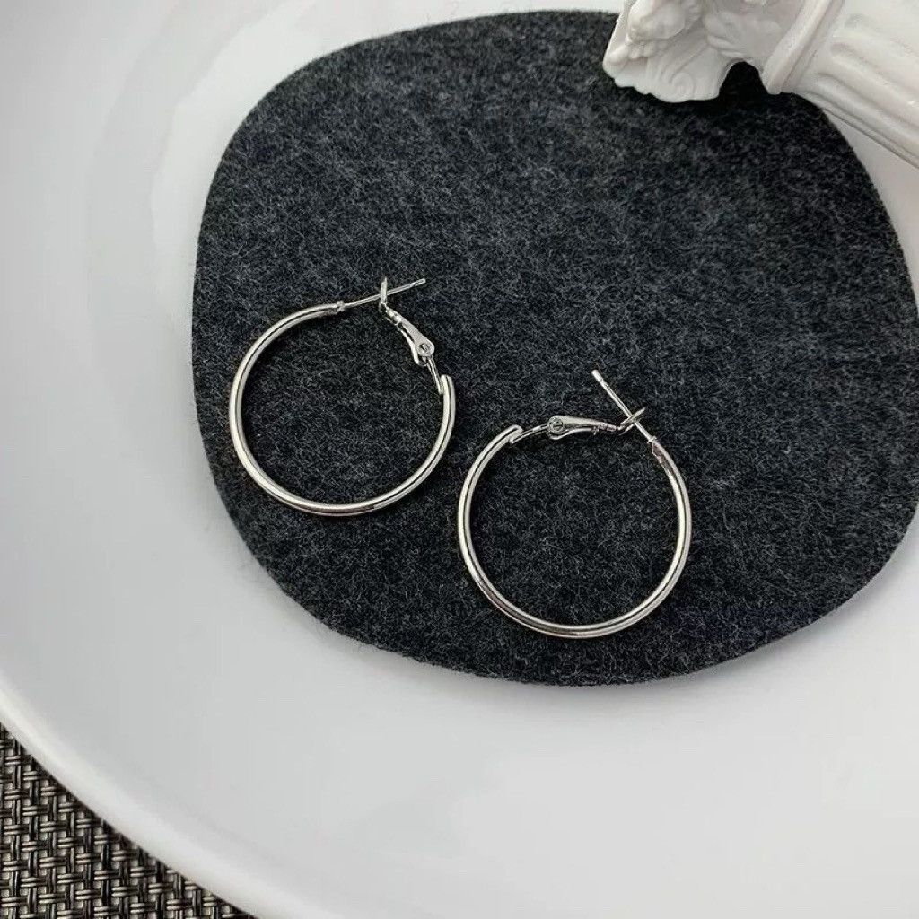 Other Lightweight Silver Hoop Earrings for Women Simple Style Size ONE SIZE - 2 Thumbnail