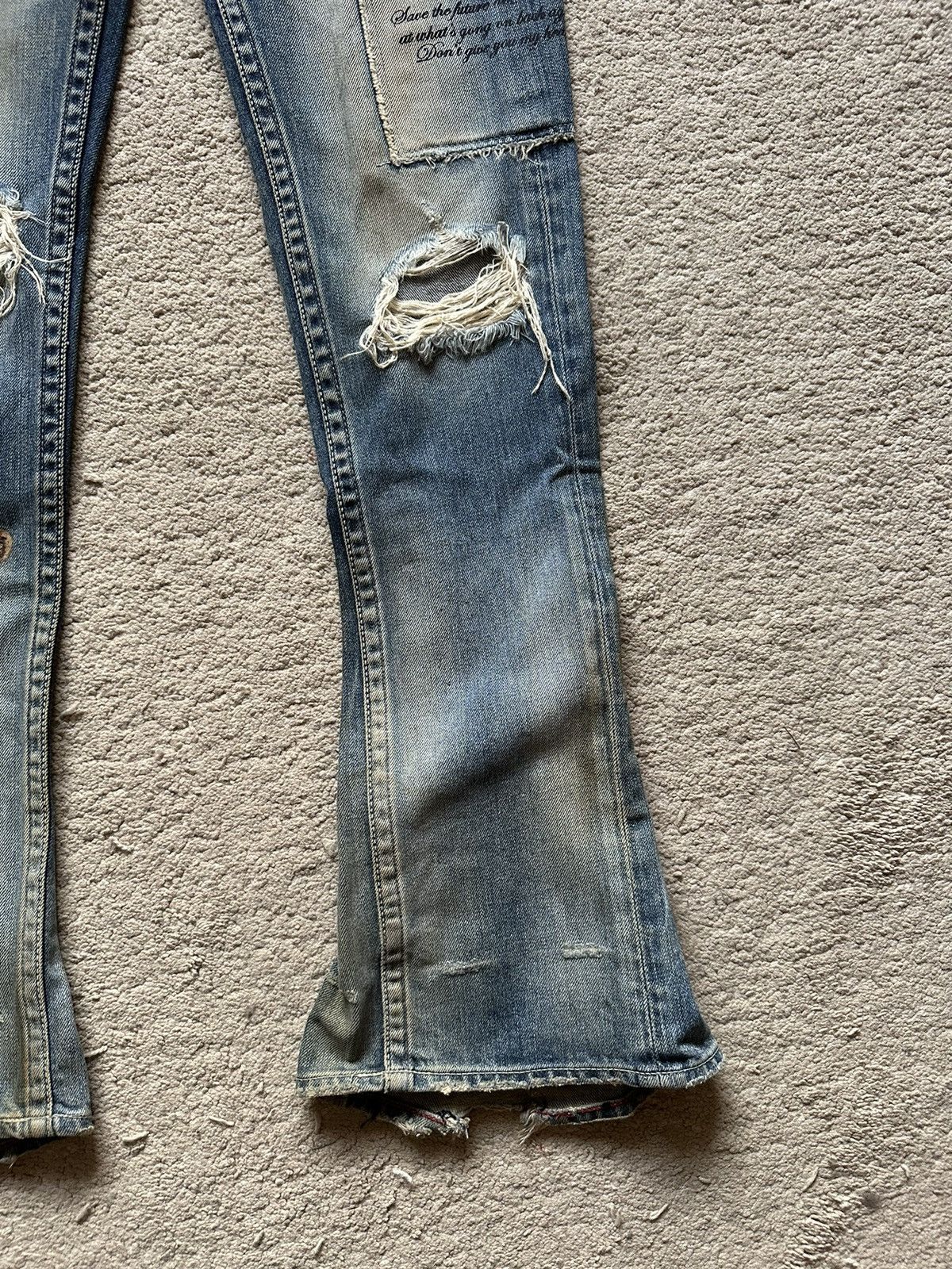 Isamu Katayama Backlash 2000s Varosh Distressed Quote Flare Jeans Size US 30 / EU 46 - 3 Thumbnail