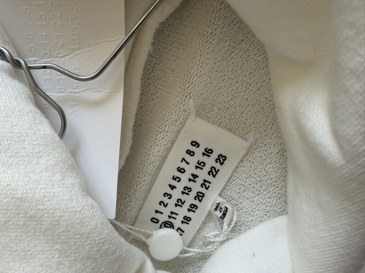 Maison Margiela Maison Margiela Upside Down Logo Hoodie White/Black Size US S / EU 44-46 / 1 - 4 Thumbnail