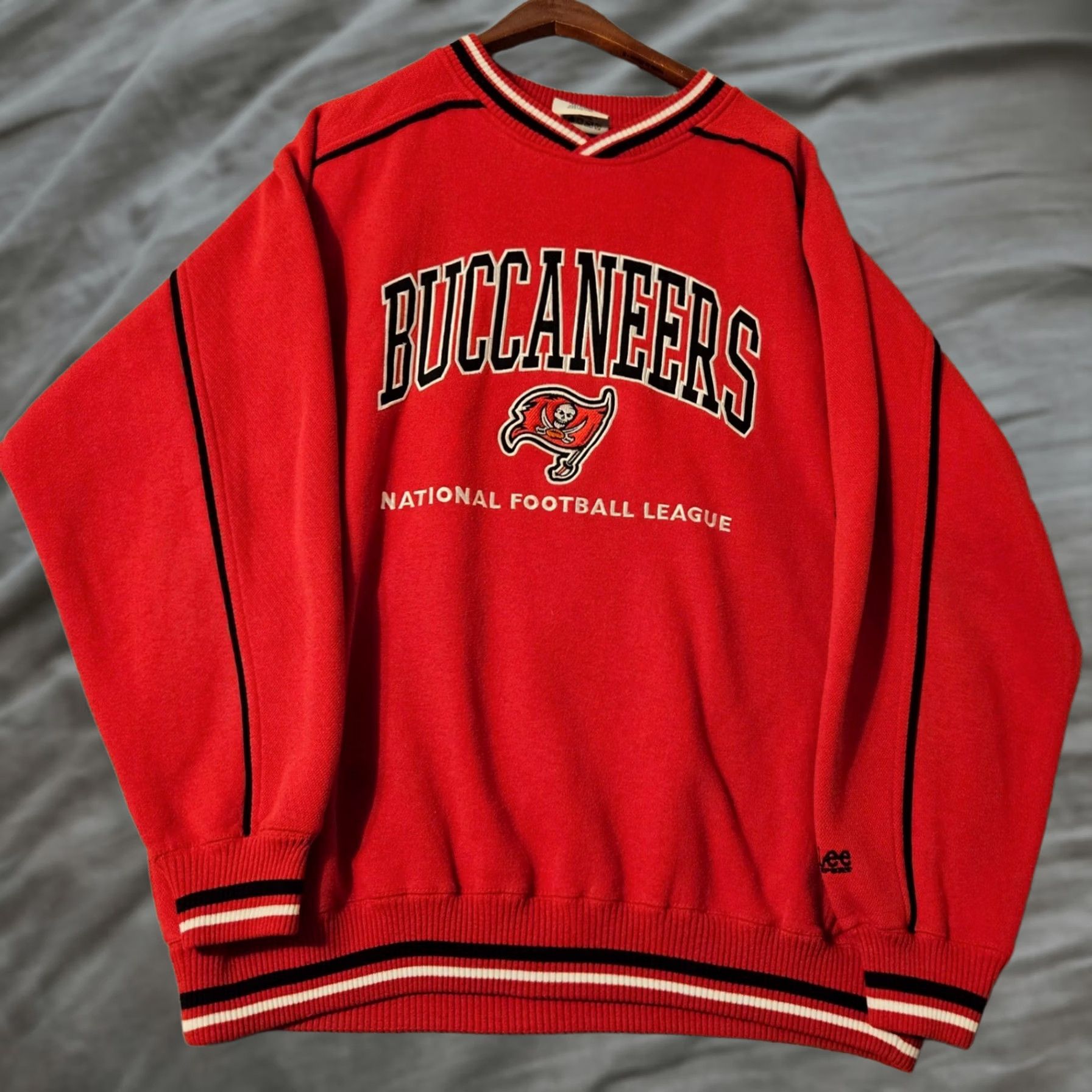 Lee VINTAGE Lee Sport Sweatshirt Tampa Bay Buccaneers NFL Pullover Mens L Red Embroidered Logo 90s Football Graphic Print Heavyweight Size US L / EU 52-54 / 3 - 1 Thumbnail